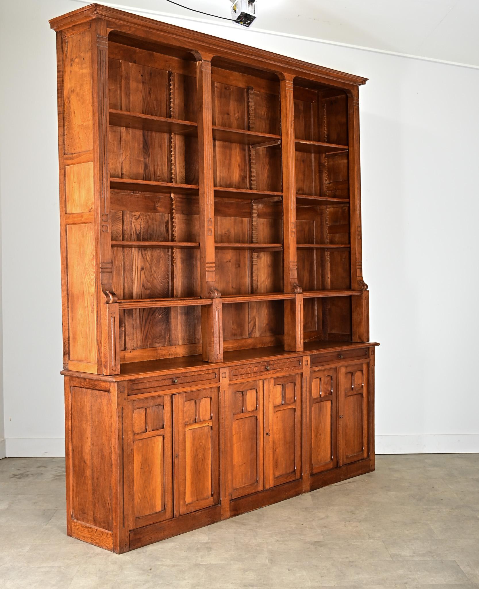 XX secolo Biblioteca francese del Medioevo in Oak in vendita