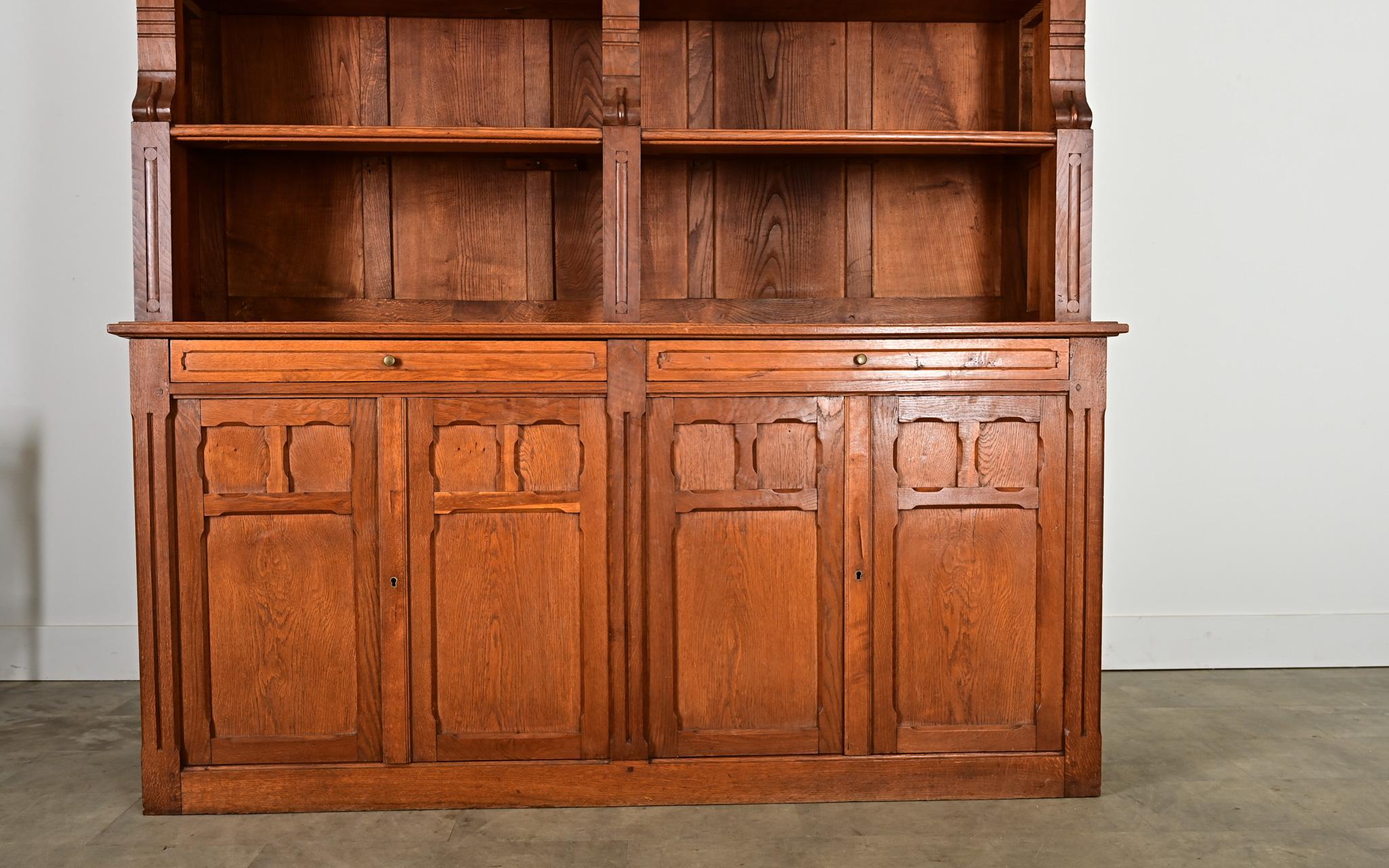 Arts and Crafts Libreria francese del Medioevo in Oak in vendita