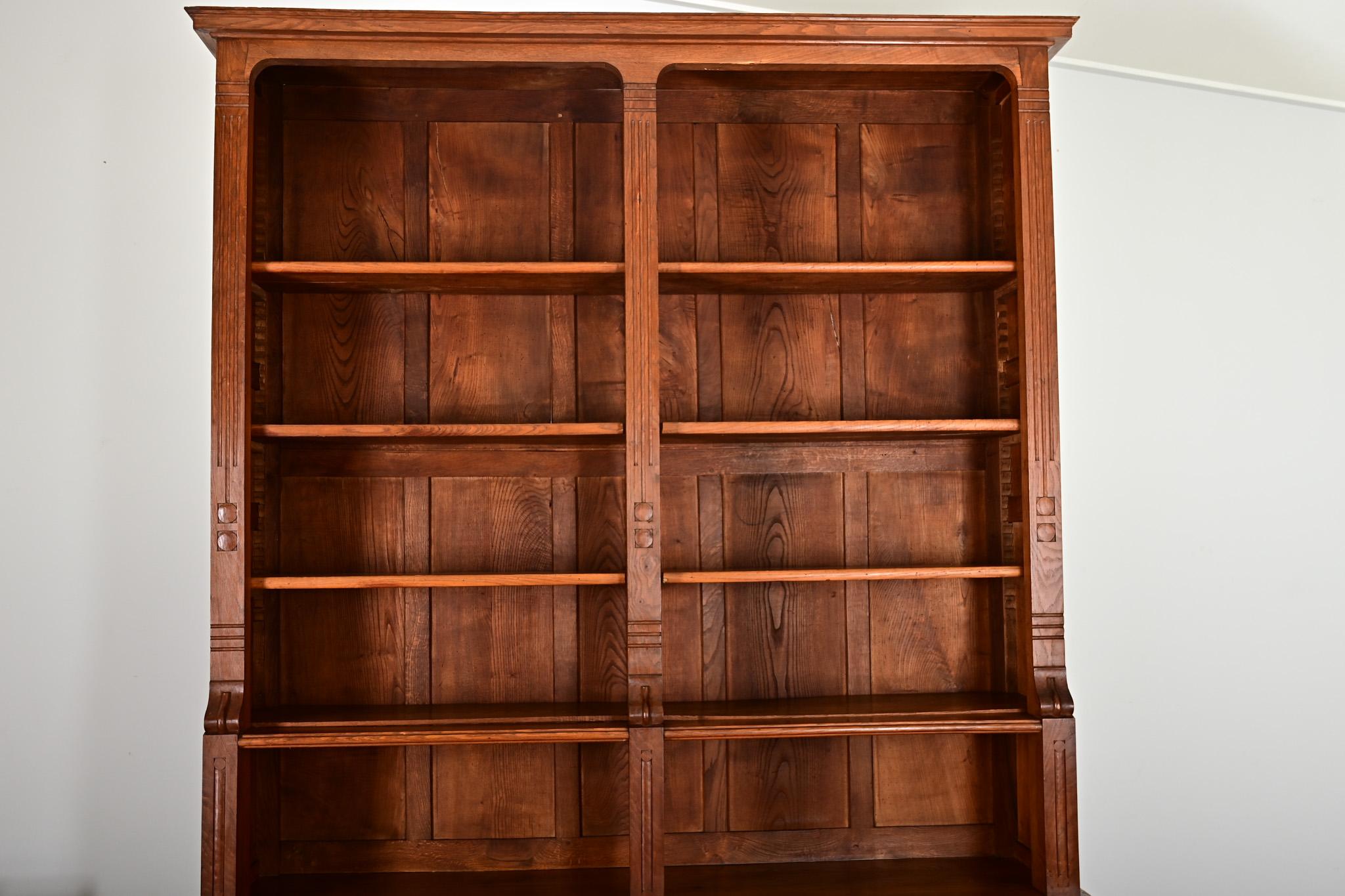 Francese Libreria francese del Medioevo in Oak in vendita