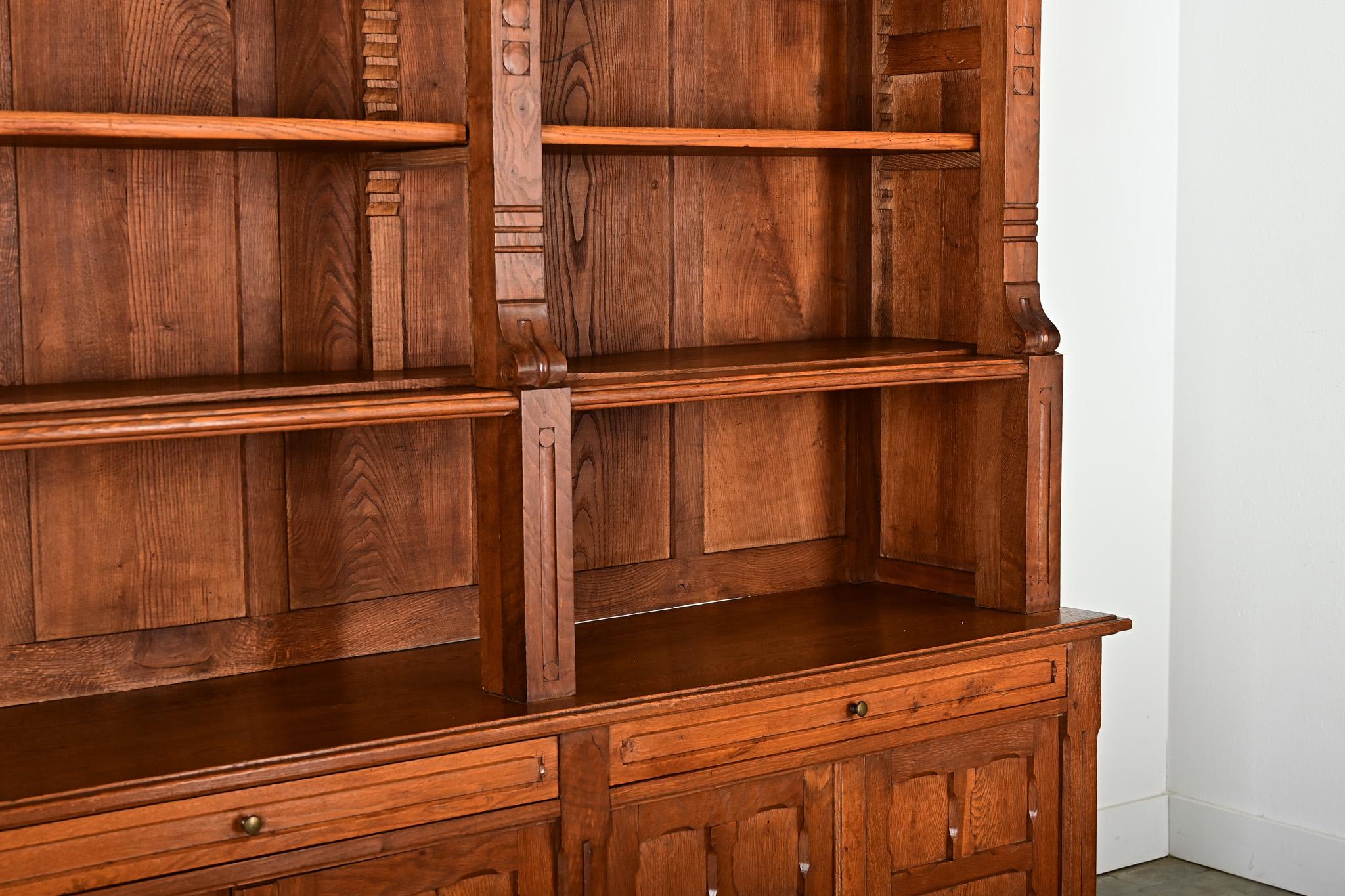 Intagliato Libreria francese del Medioevo in Oak in vendita