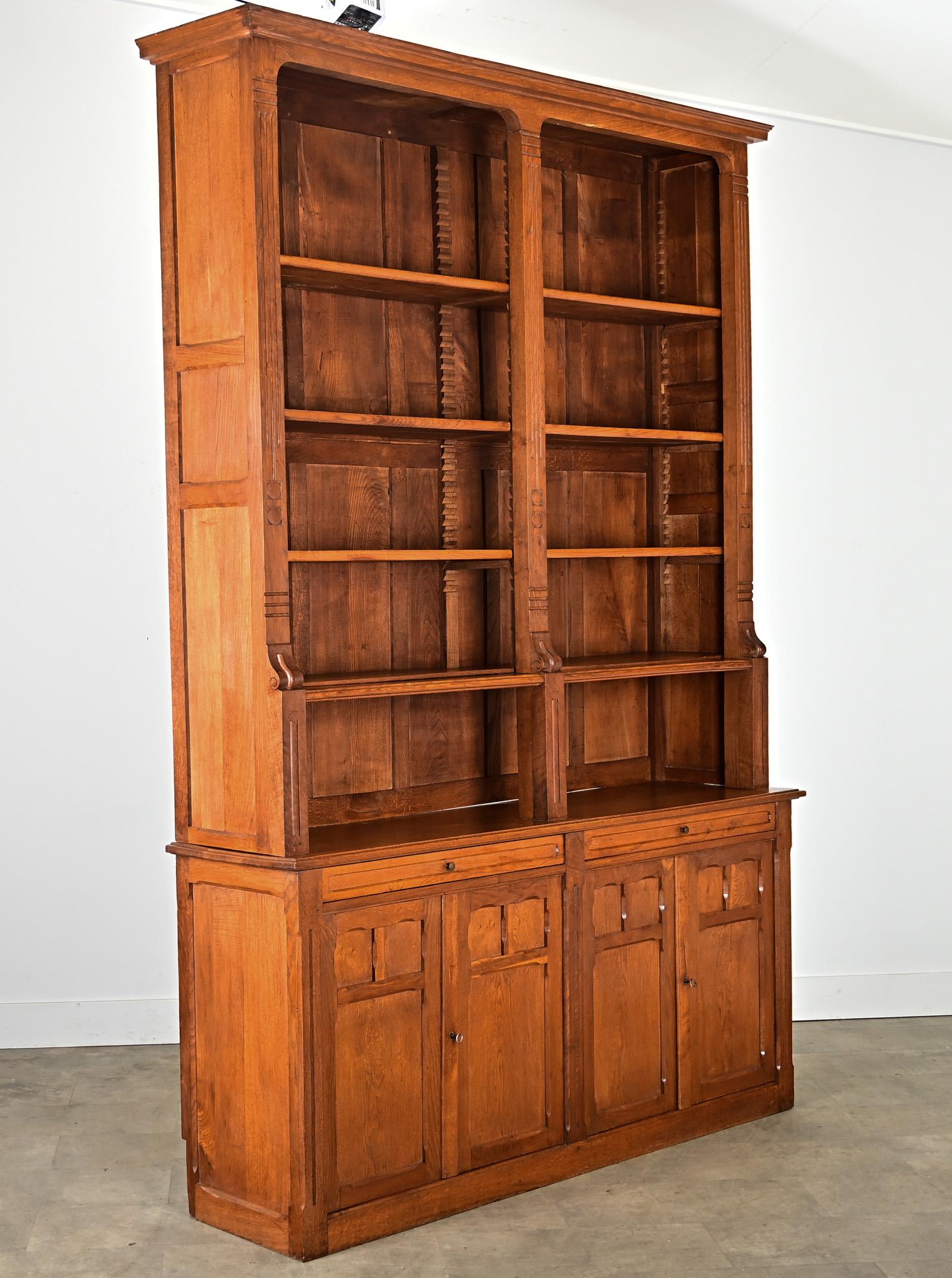 Libreria francese del Medioevo in Oak In condizioni buone in vendita a Baton Rouge, LA