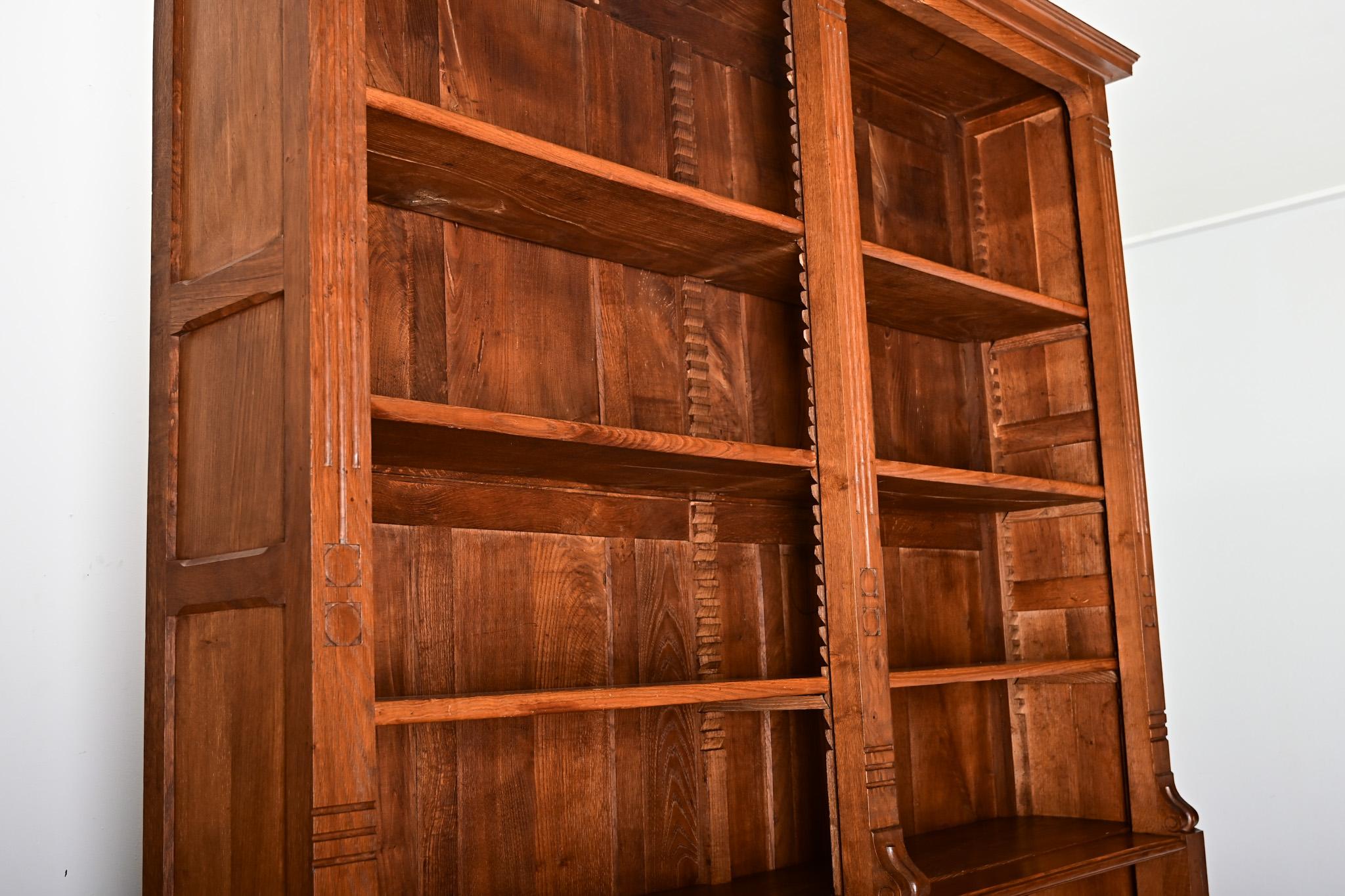XX secolo Libreria francese del Medioevo in Oak in vendita