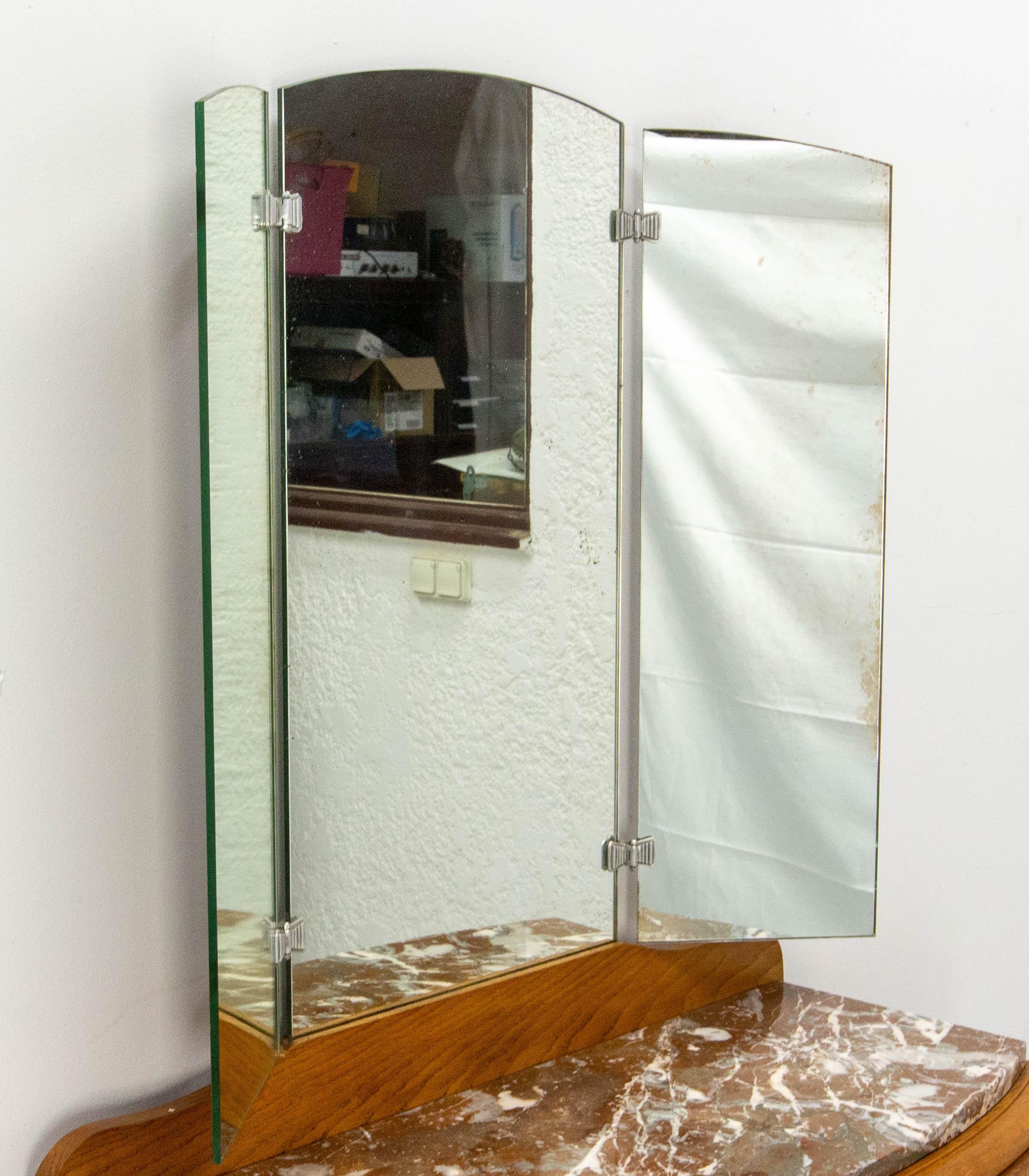 Français Coiffeuse en chêne marbré du milieu du siècle avec miroir à trois panneaux en vente