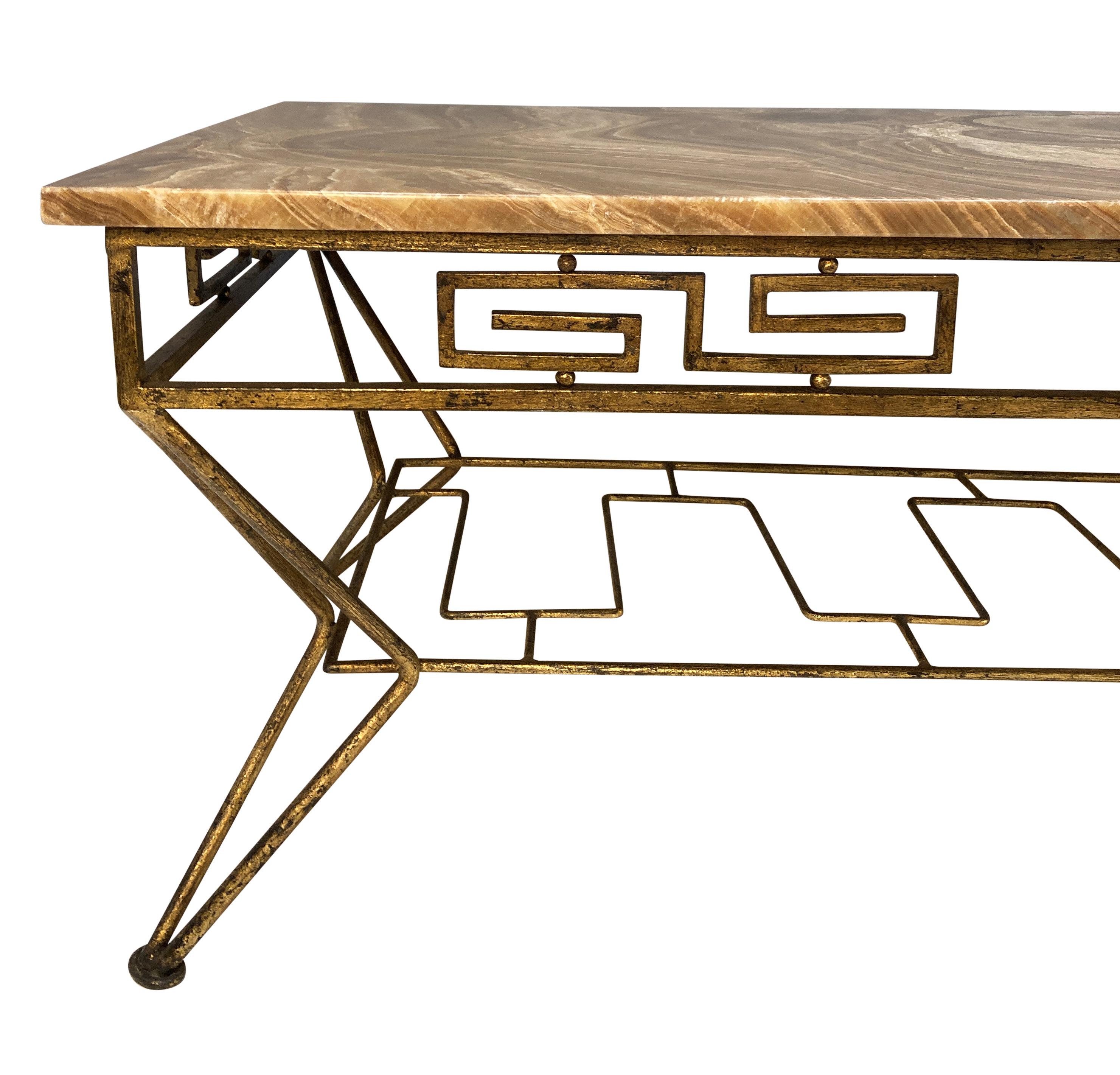 Mesa auxiliar francesa de mediados de siglo, de hierro dorado, con diseño de llave griega, estantería inferior y tablero de ágata marrón pulida.