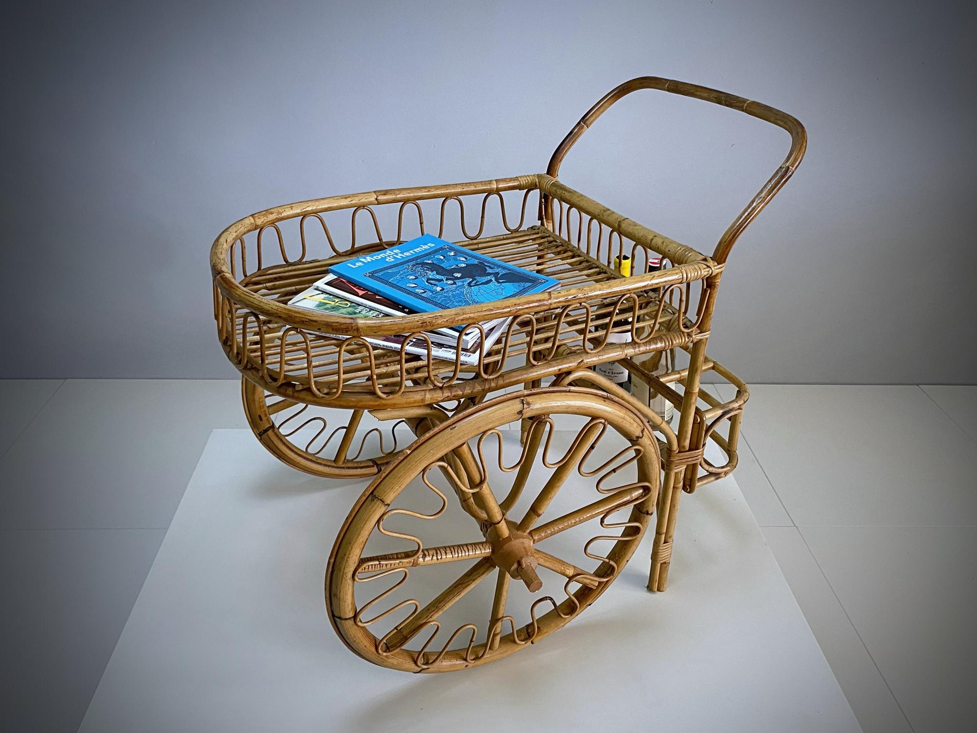 Chariot de bar français en rotin et bambou du milieu du siècle dernier, années 1950, France Bon état - En vente à Biebergemund, Hessen