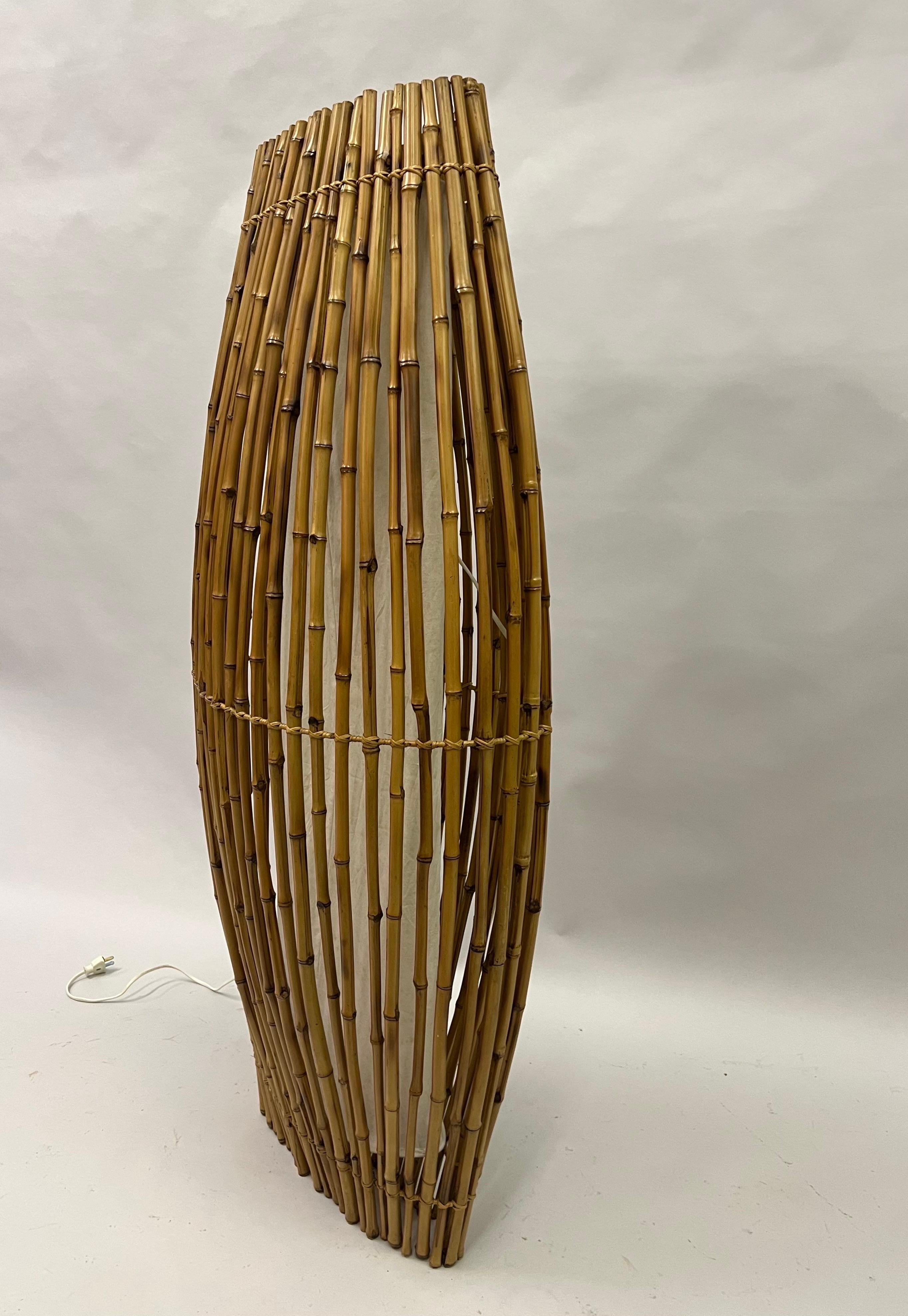 Francese Lampada da terra/scultura in rattan francese del Medioevo, Janine Abraham & D. A. Roi in vendita