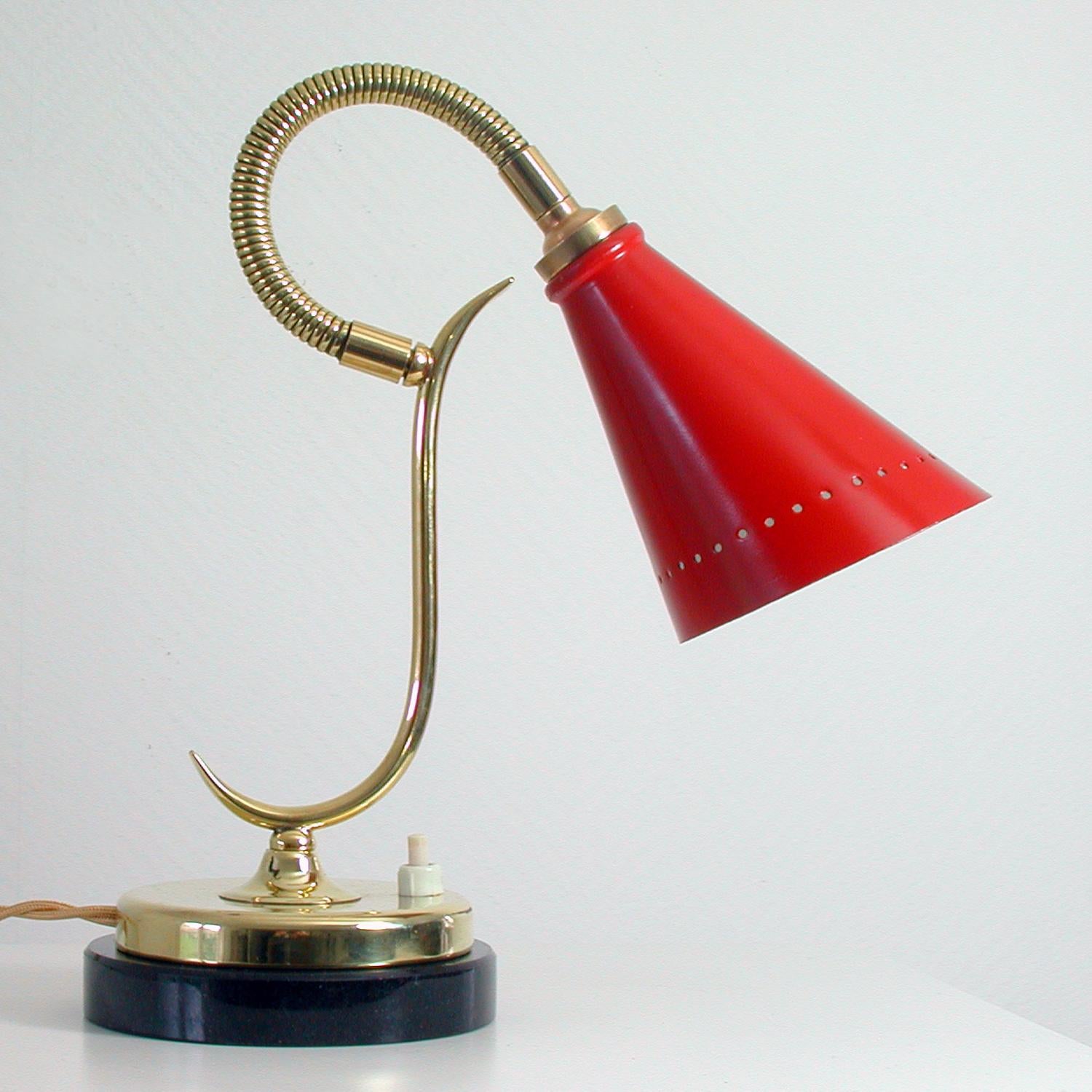 French Midcentury Red Brass and Marble Gooseneck Table Lamp, 1950s In Good Condition For Sale In NUEMBRECHT, NRW