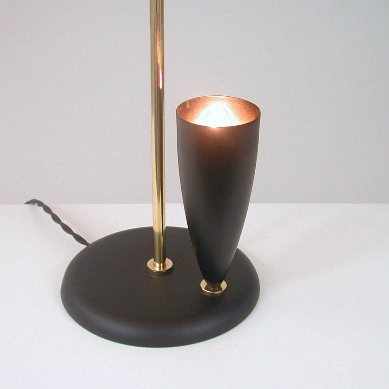 French Midcentury Reflecting Black and Brass Table Lamp, 1950s 4