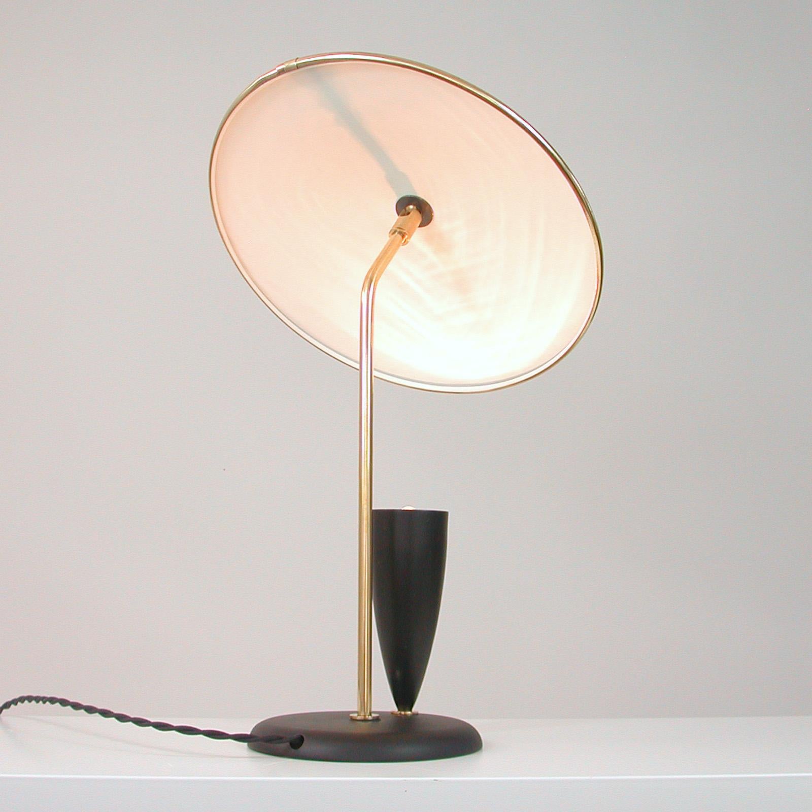 French Midcentury Reflecting Black and Brass Table Lamp, 1950s 9