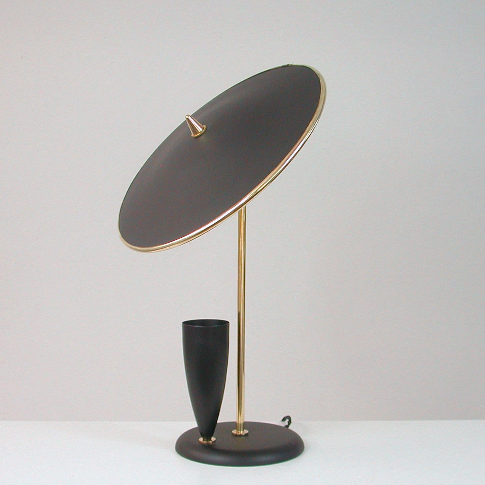 Lacquered French Midcentury Reflecting Black and Brass Table Lamp, 1950s For Sale