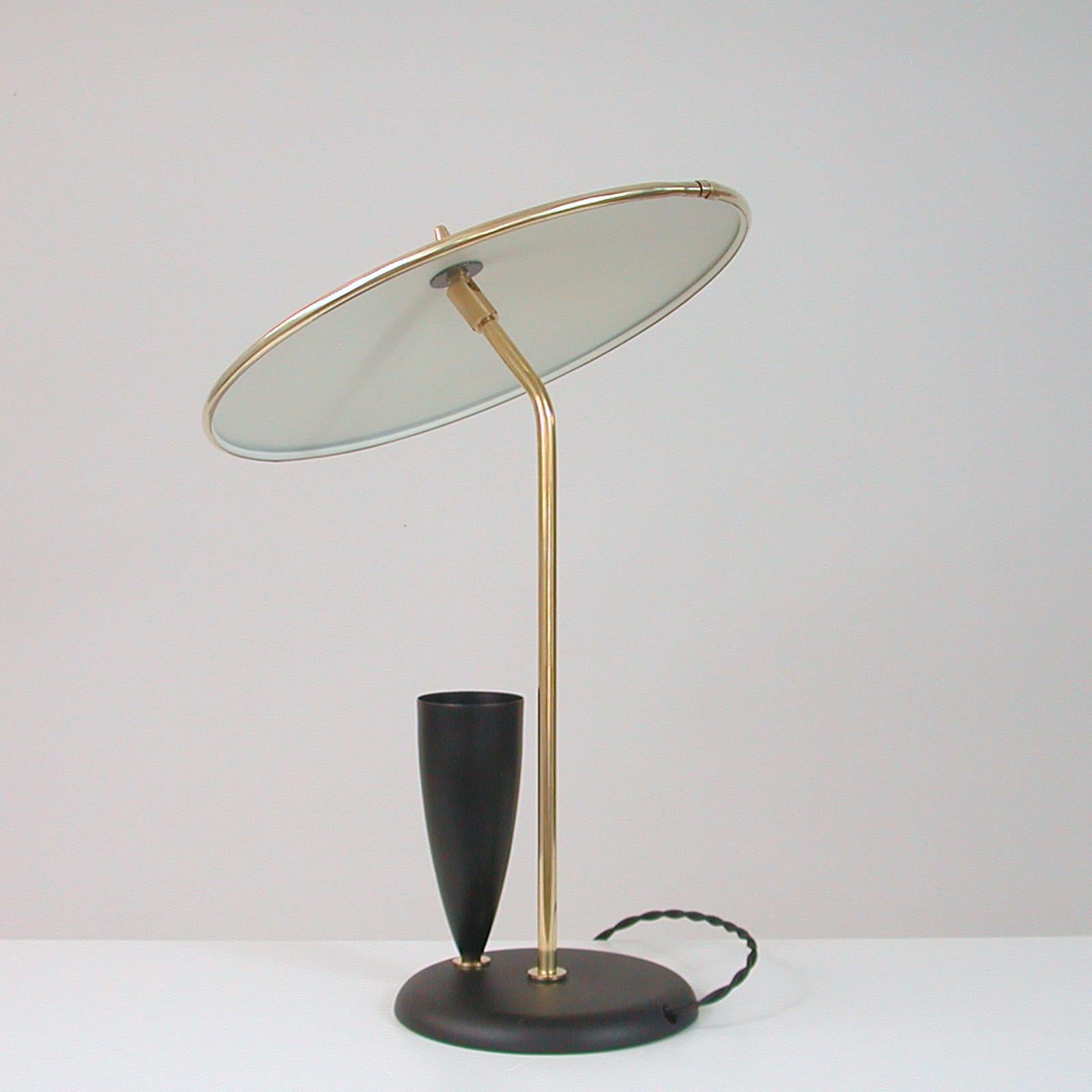 French Midcentury Reflecting Black and Brass Table Lamp, 1950s In Good Condition For Sale In NUEMBRECHT, NRW