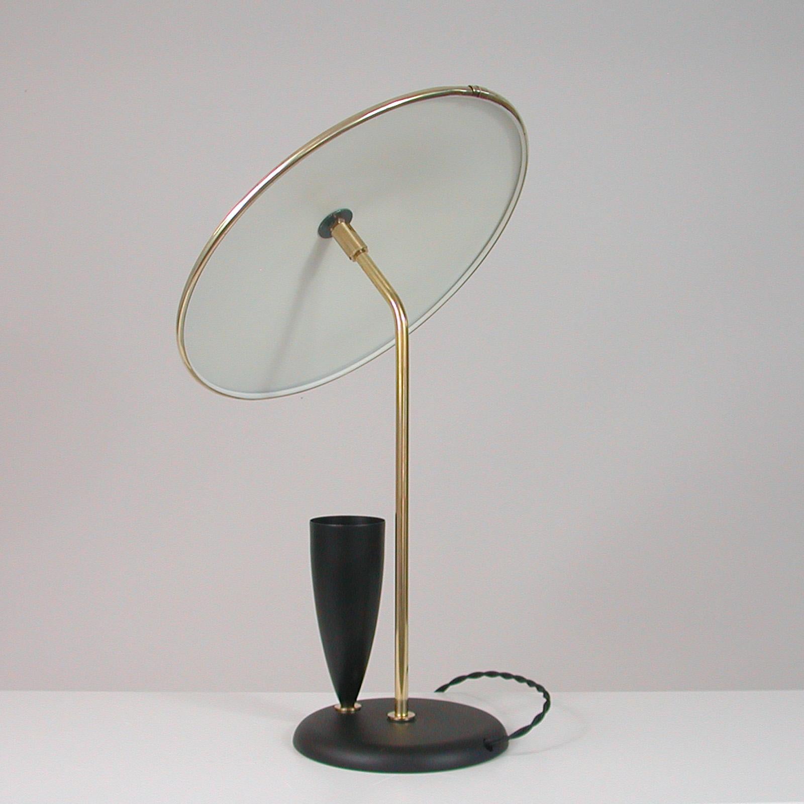 Mid-20th Century French Midcentury Reflecting Black and Brass Table Lamp, 1950s For Sale
