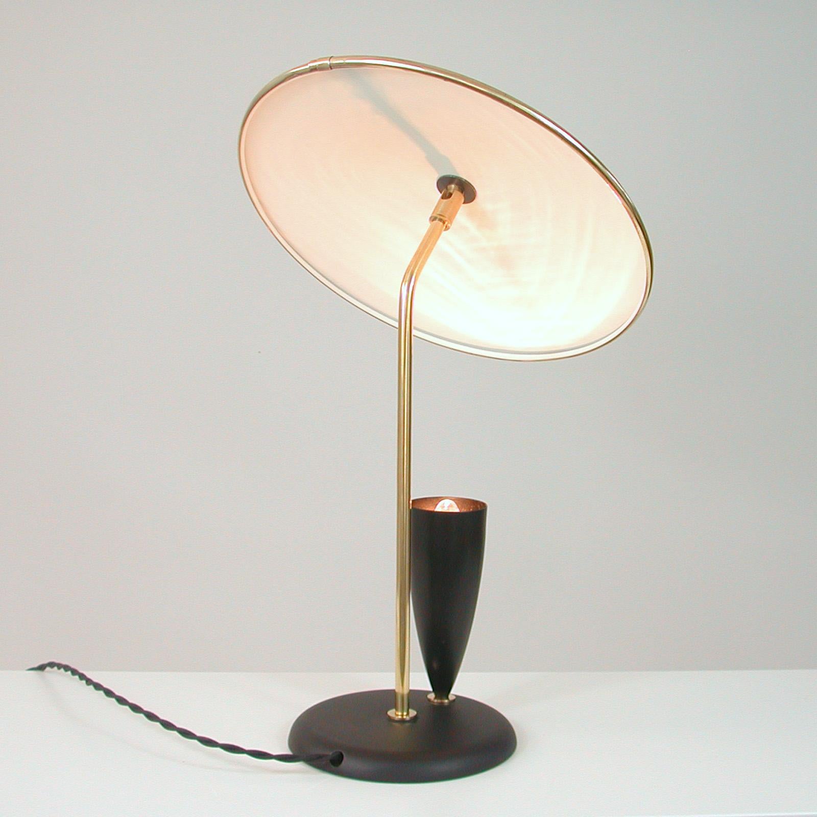 Metal French Midcentury Reflecting Black and Brass Table Lamp, 1950s For Sale