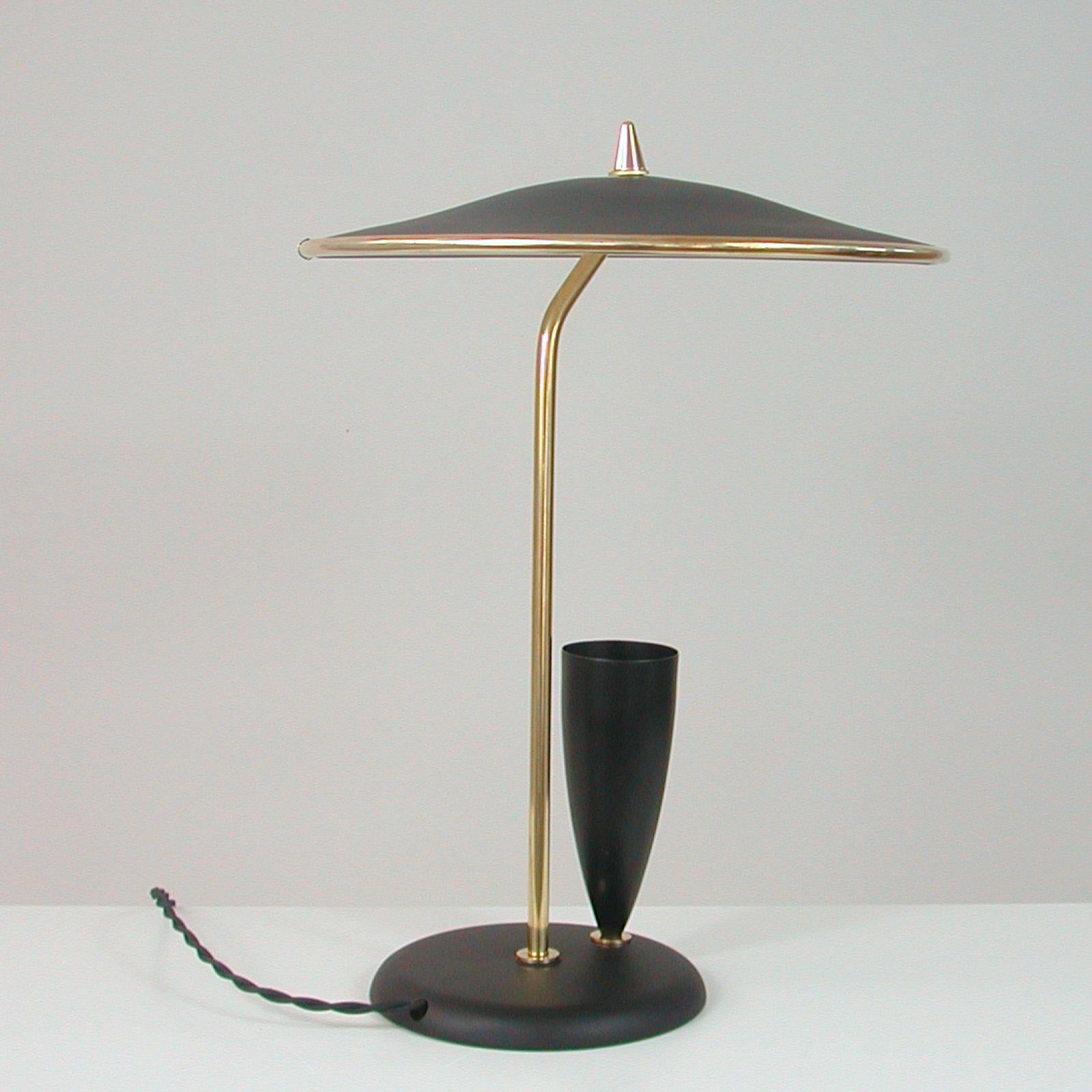 French Midcentury Reflecting Black and Brass Table Lamp, 1950s For Sale 1