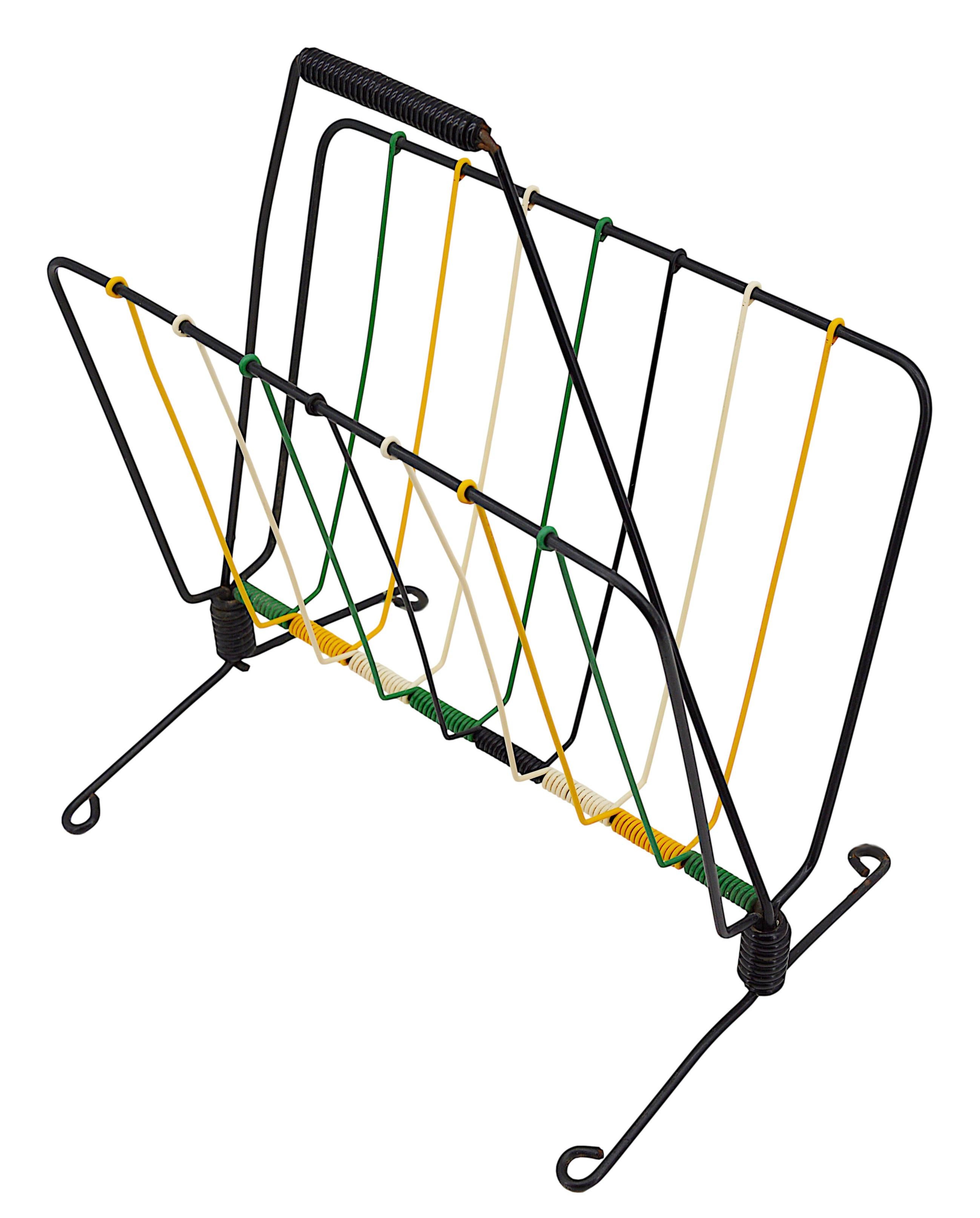 Porte-revues français du milieu du siècle, France, années 1950. Plastique et fer. Dimensions - Hauteur 41,5 cm, largeur 36,5 cm, profondeur 25 cm. Peu de traces d'âge.