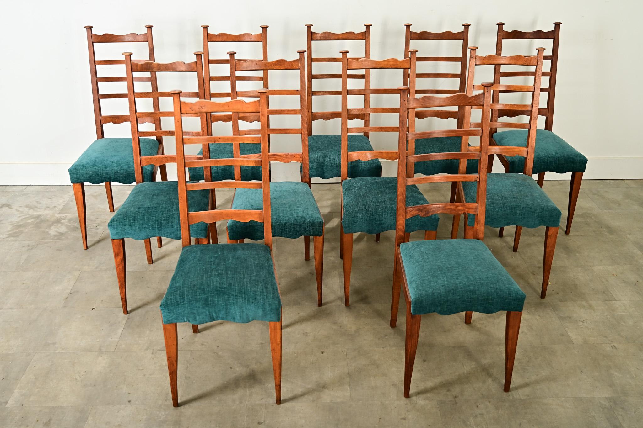 Set di 11 sedie da pranzo francesi del Medioevo con schienale a scaletta in vendita 1