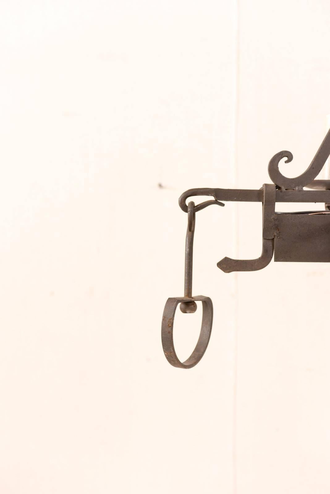 Sechs-Licht-Kronleuchter aus Eisen aus der Mitte des 19. Jahrhunderts, 19. Jahrhundert, Spit-Jack (Metall) im Angebot
