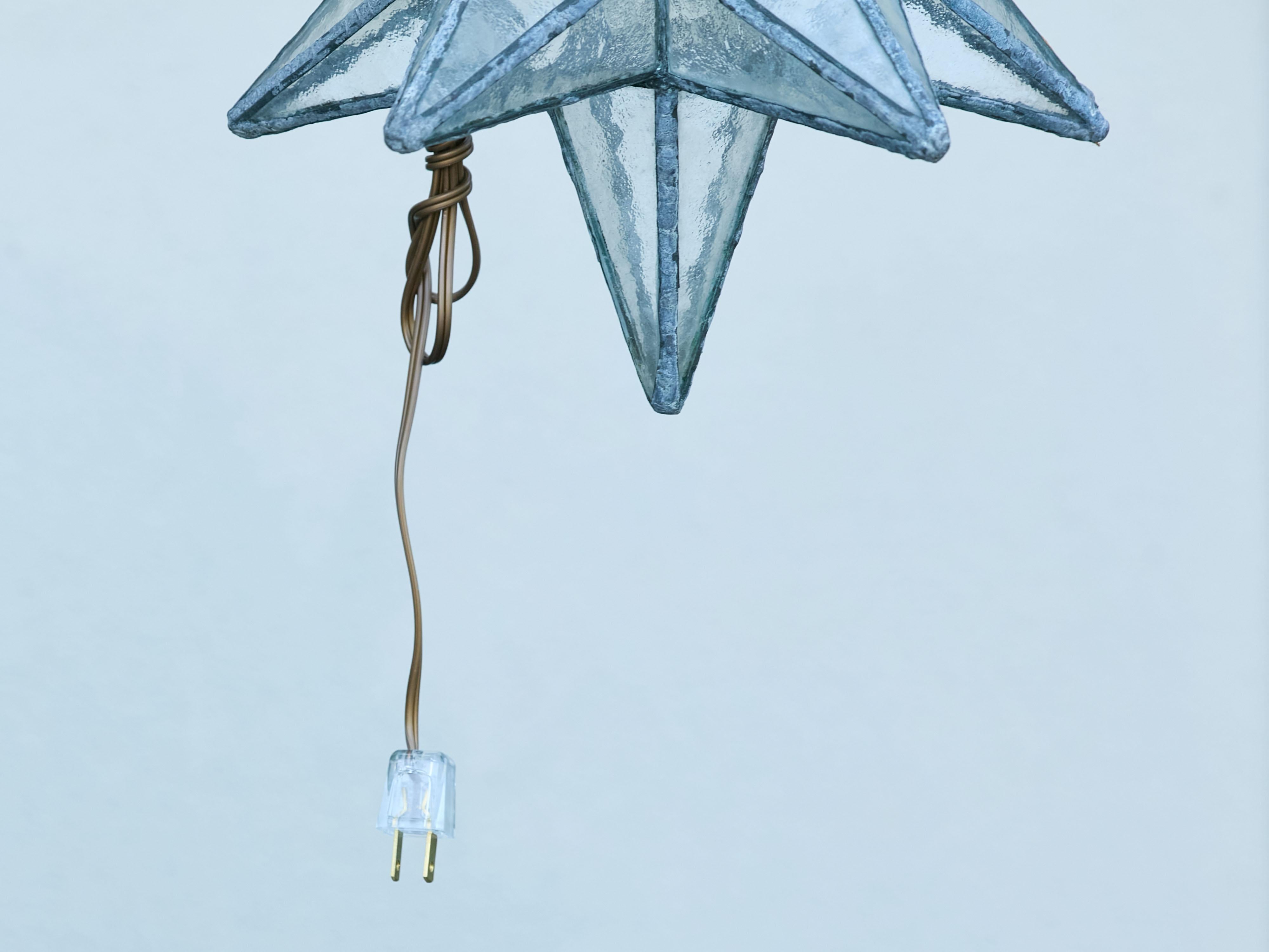 Apparecchio a stella francese del Medioevo in metallo e vetro con lampadina singola In condizioni buone in vendita a Atlanta, GA