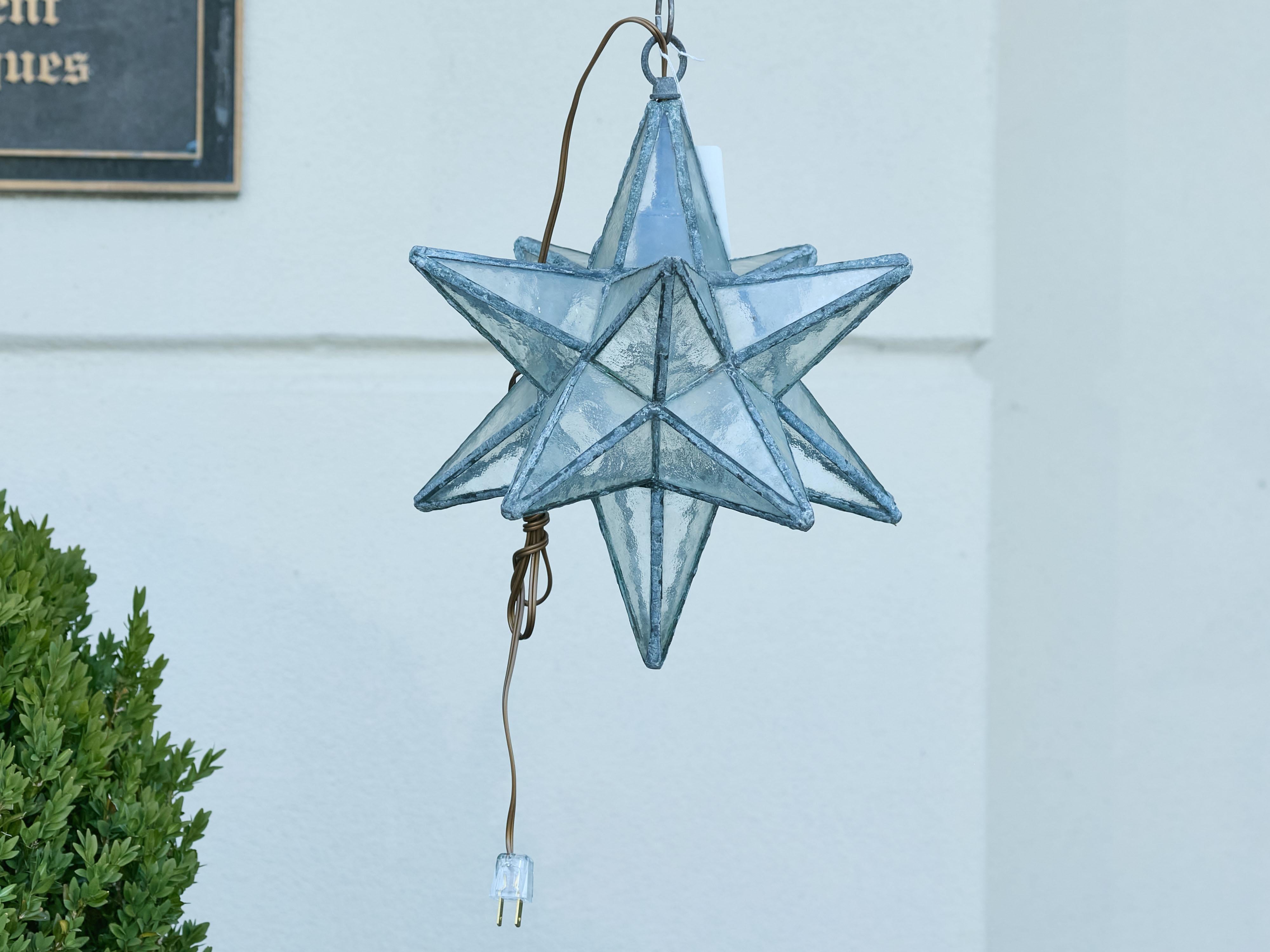 Metallo Apparecchio a stella francese del Medioevo in metallo e vetro con lampadina singola in vendita