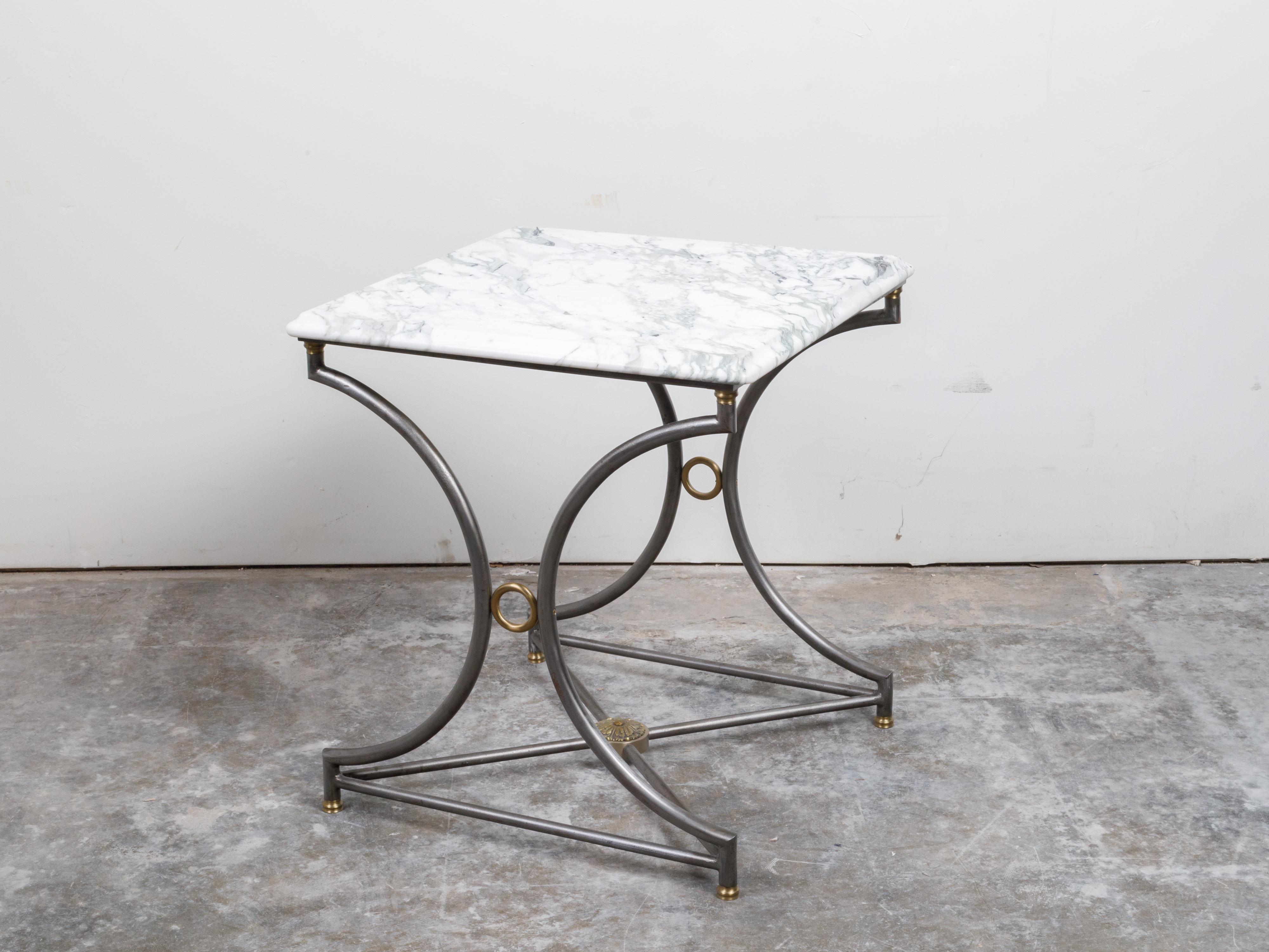 Table console française du milieu du siècle en acier et bronze avec plateau en marbre veiné blanc en vente 3