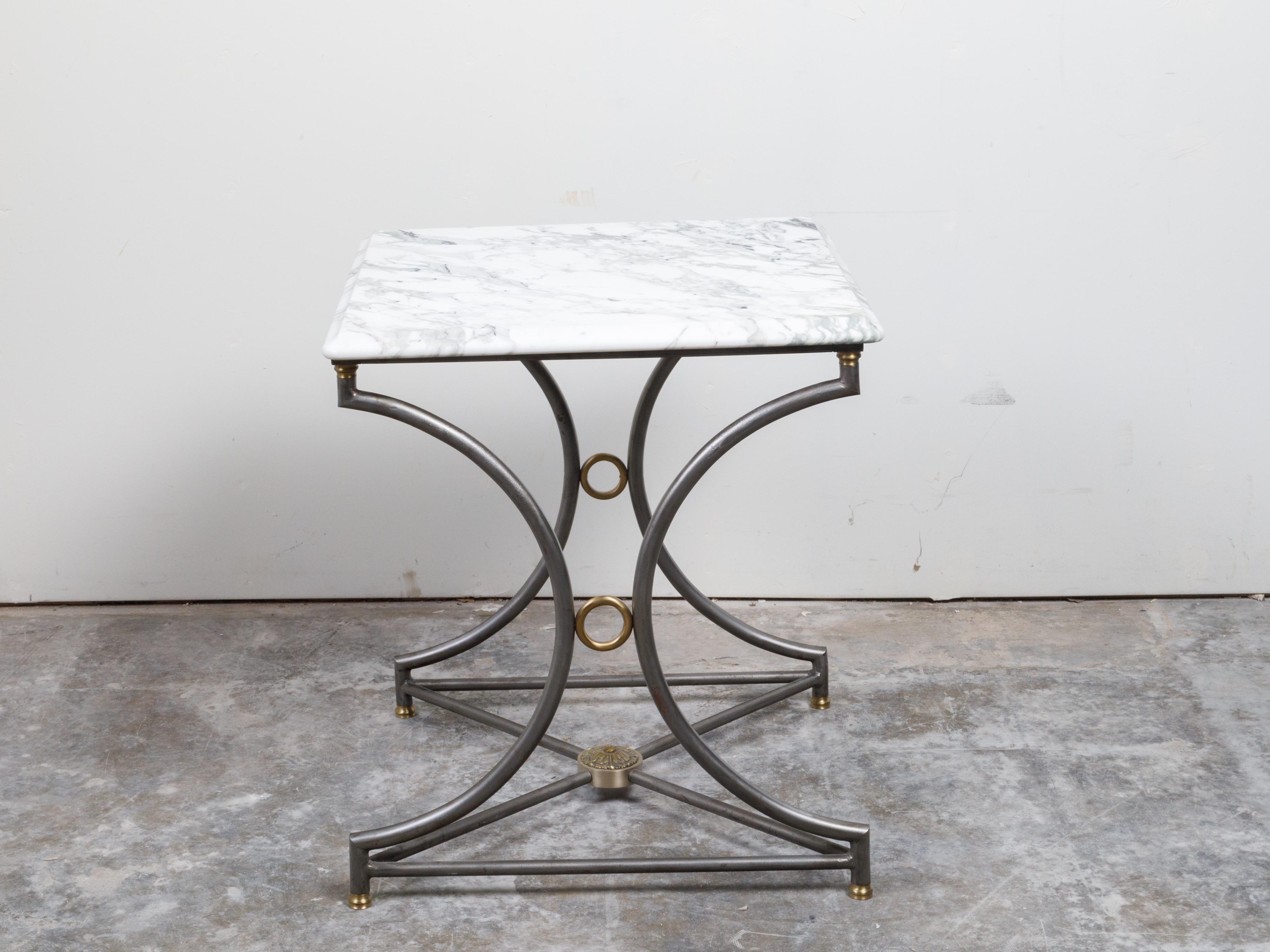 Table console française du milieu du siècle en acier et bronze avec plateau en marbre veiné blanc en vente 4