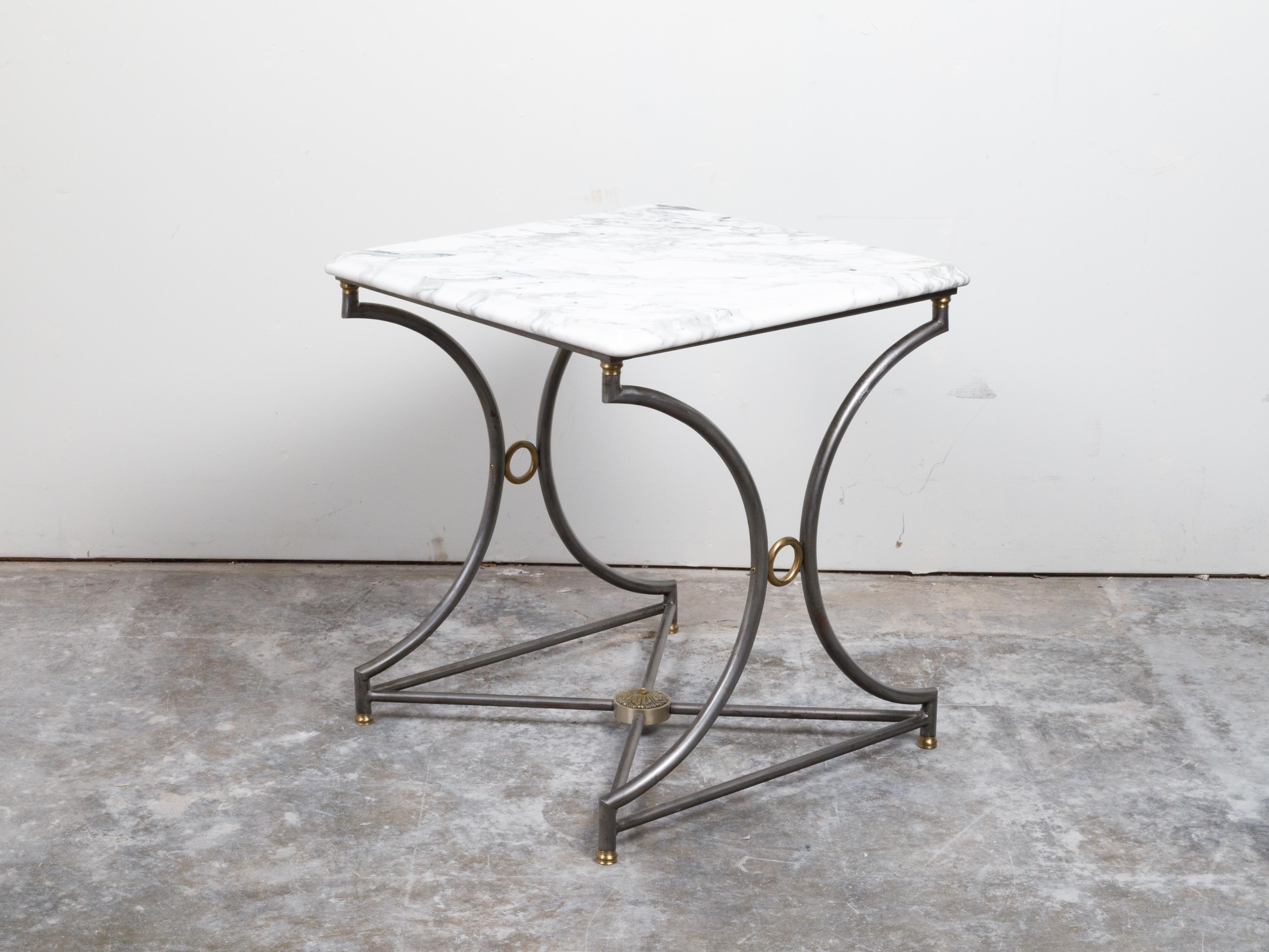 Table console française du milieu du siècle en acier et bronze avec plateau en marbre veiné blanc en vente 5