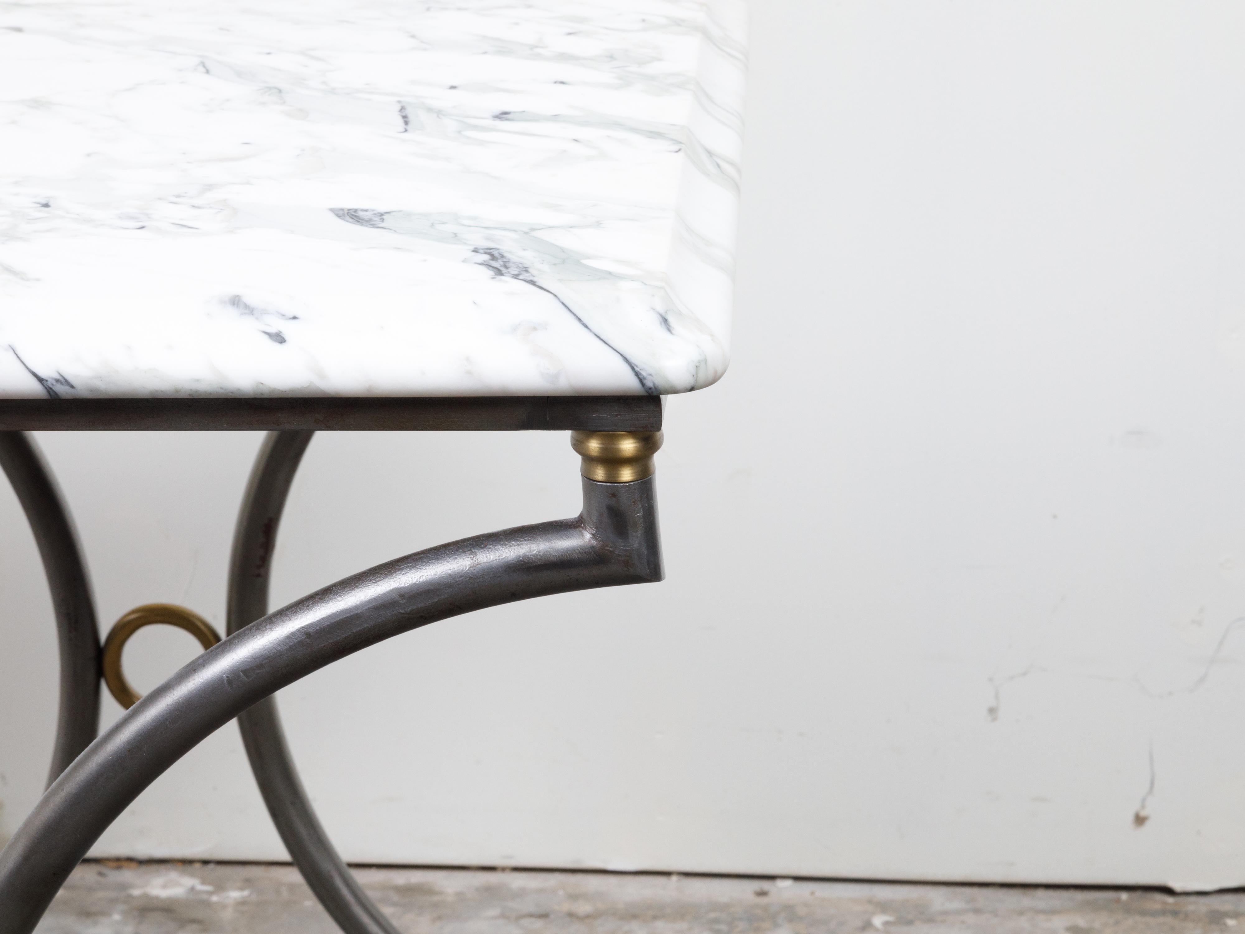 Mid-Century Modern Table console française du milieu du siècle en acier et bronze avec plateau en marbre veiné blanc en vente