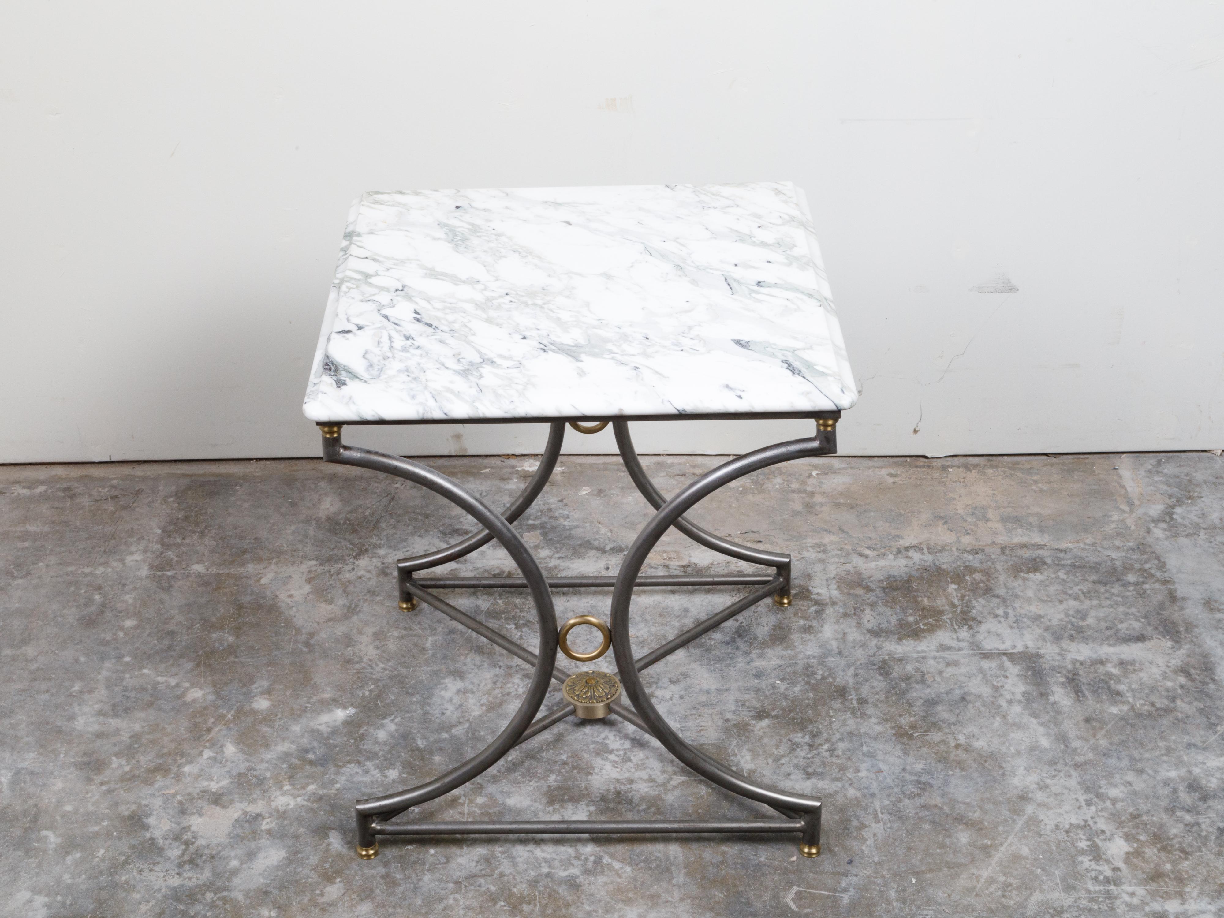 Bronze Table console française du milieu du siècle en acier et bronze avec plateau en marbre veiné blanc en vente