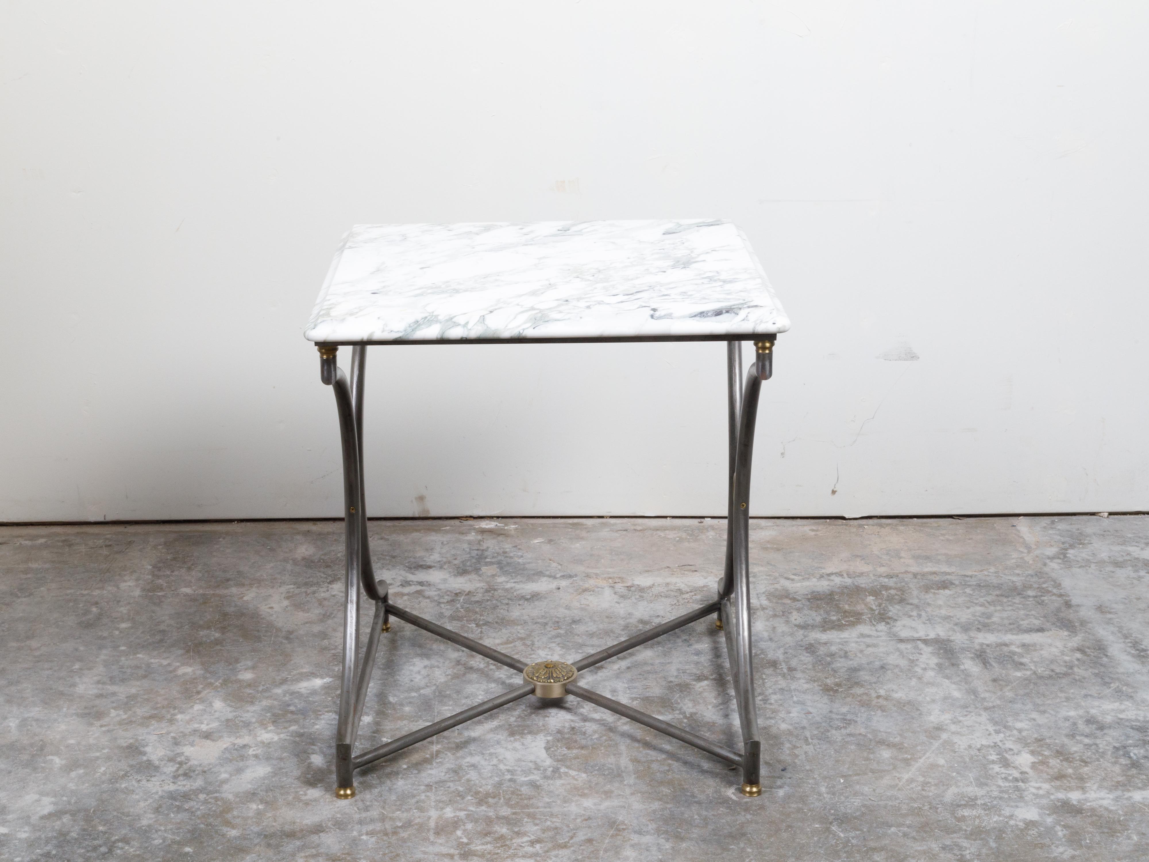 Table console française du milieu du siècle en acier et bronze avec plateau en marbre veiné blanc en vente 2