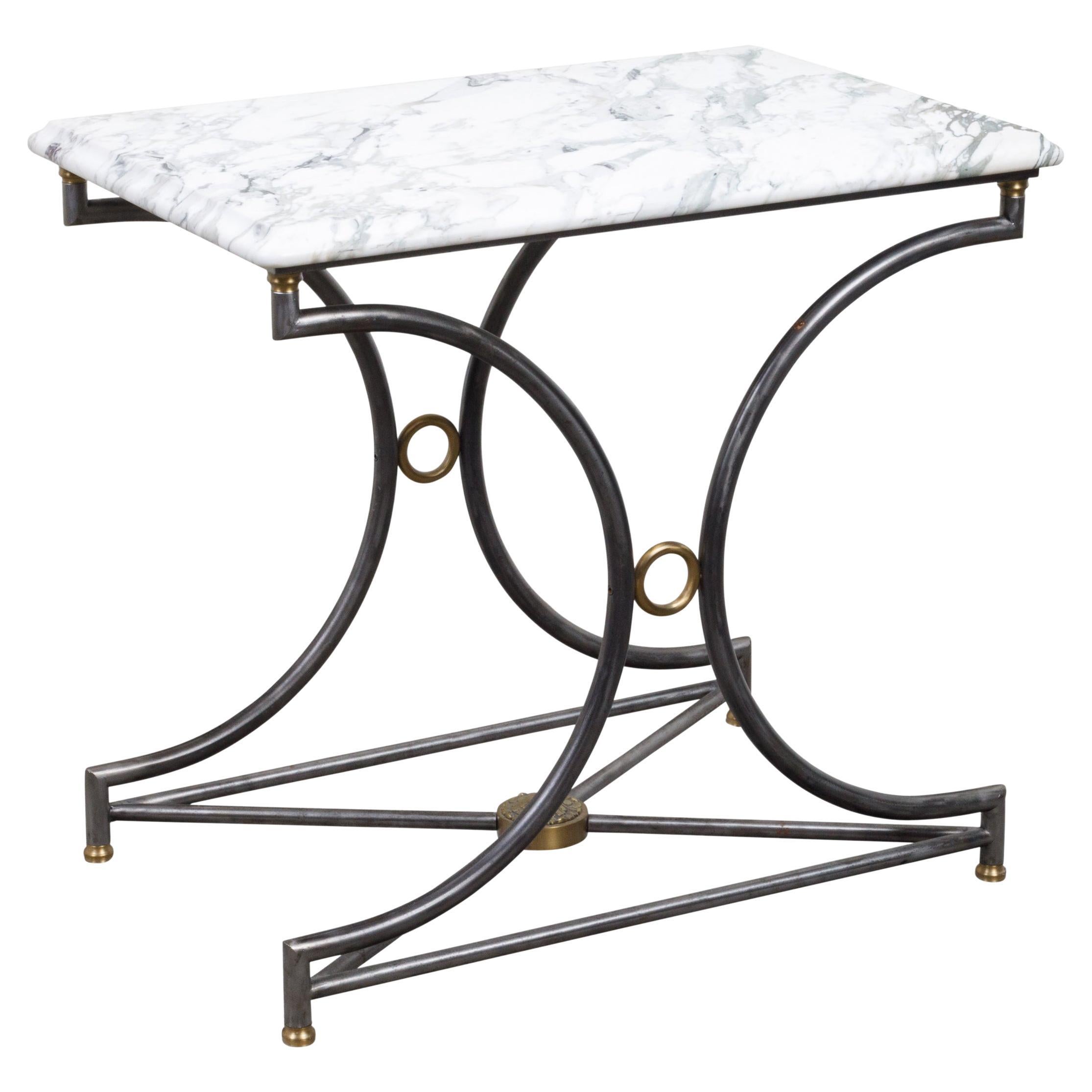 Table console française du milieu du siècle en acier et bronze avec plateau en marbre veiné blanc