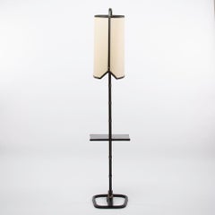 Französische Stehlampe aus Stahl und Leder aus der Mitte des Jahrhunderts mit Tisch von Jacques Adnet