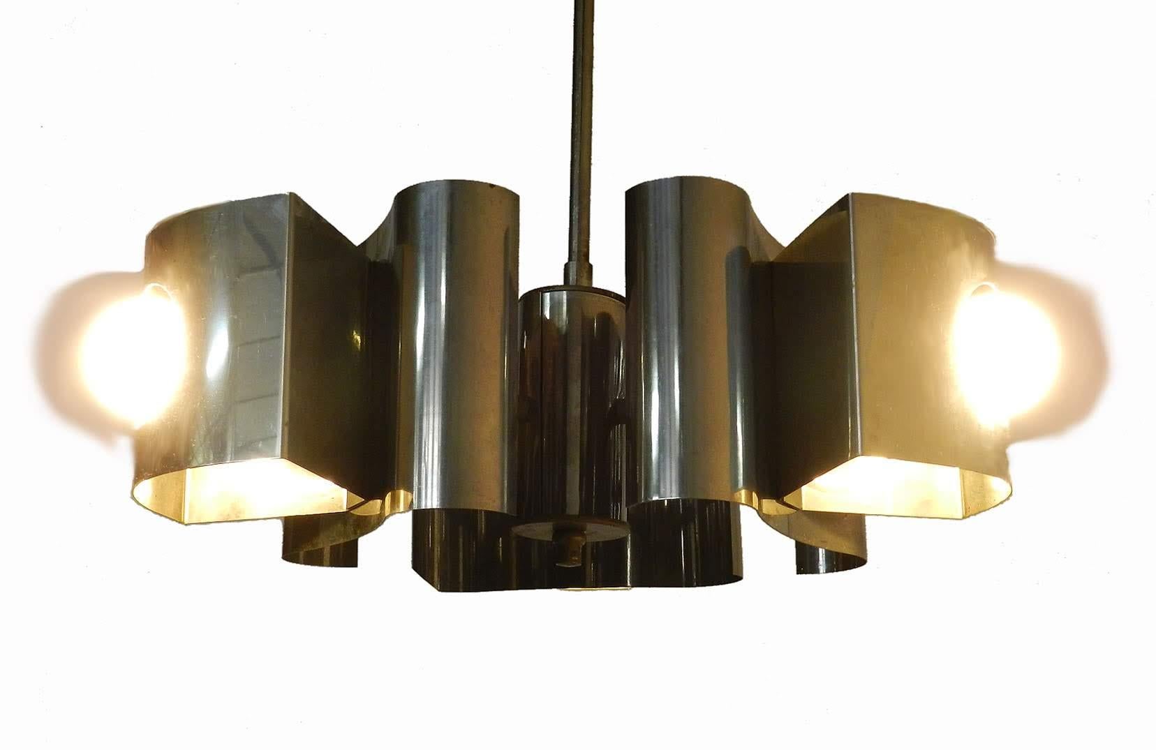 French three-light chandelier curved metal.
A sleek Space Age midcentury pendant light.
Very good condition. Wear consistent with age and use.
This can be rewired to USA or EU and UK standards please ask.