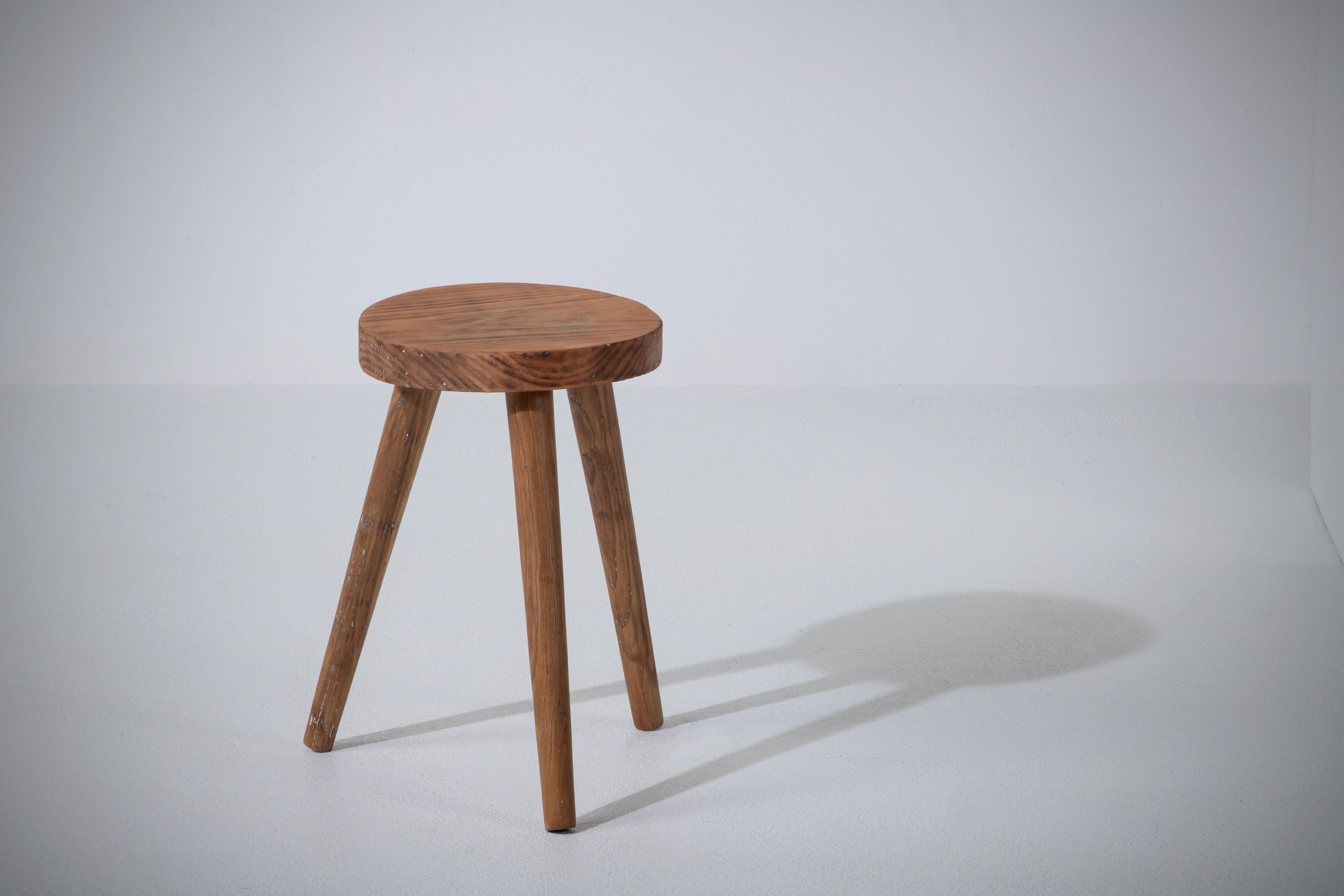 Fantastic wood stool from France. Made in the 1960s, no hardware. Lovely Vintage look.
Good vintage condition.