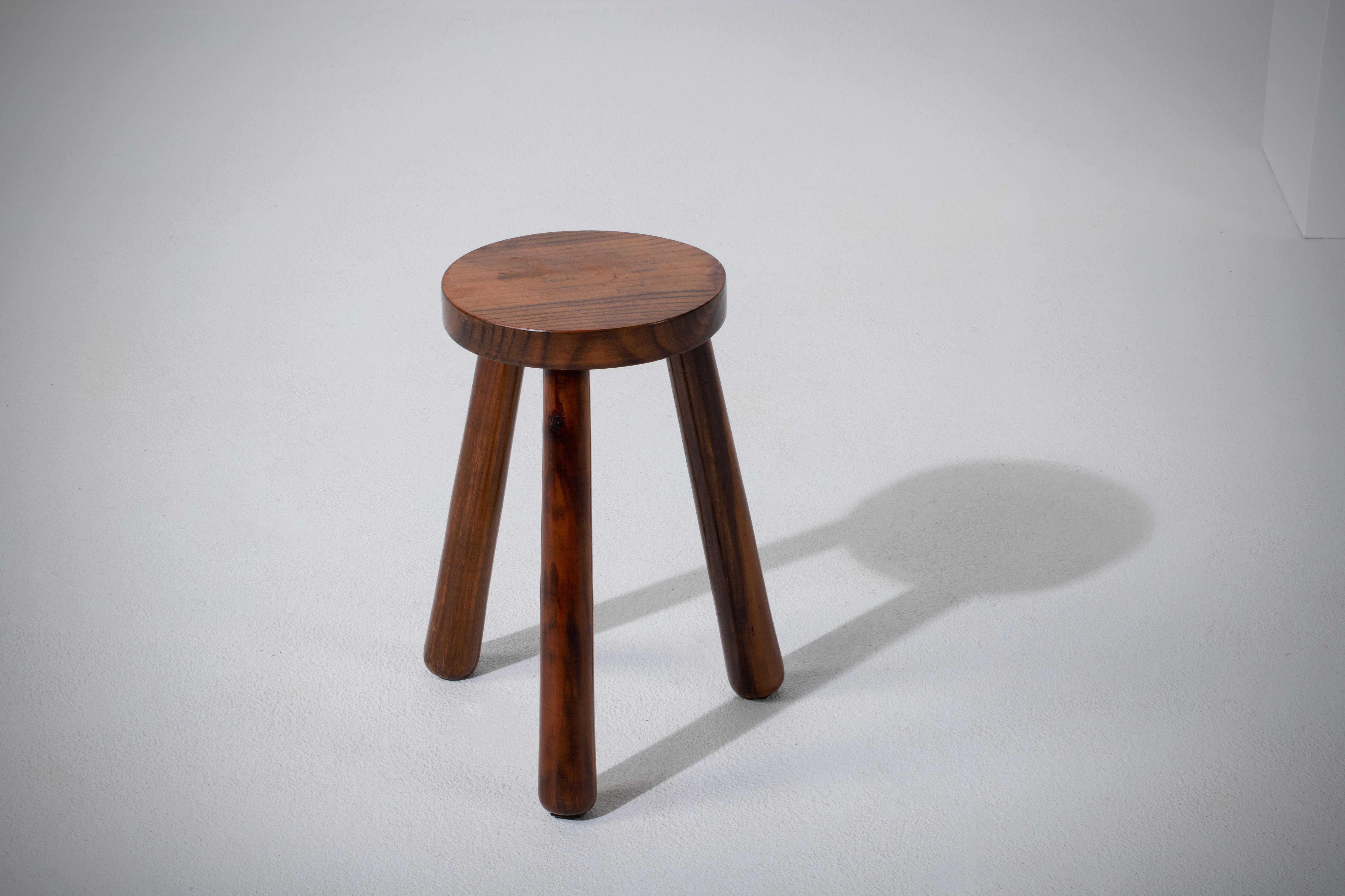 Fantastic wood stool from France. Made in the 1960s, without hardware. Lovely Vintage look.
Good vintage condition.