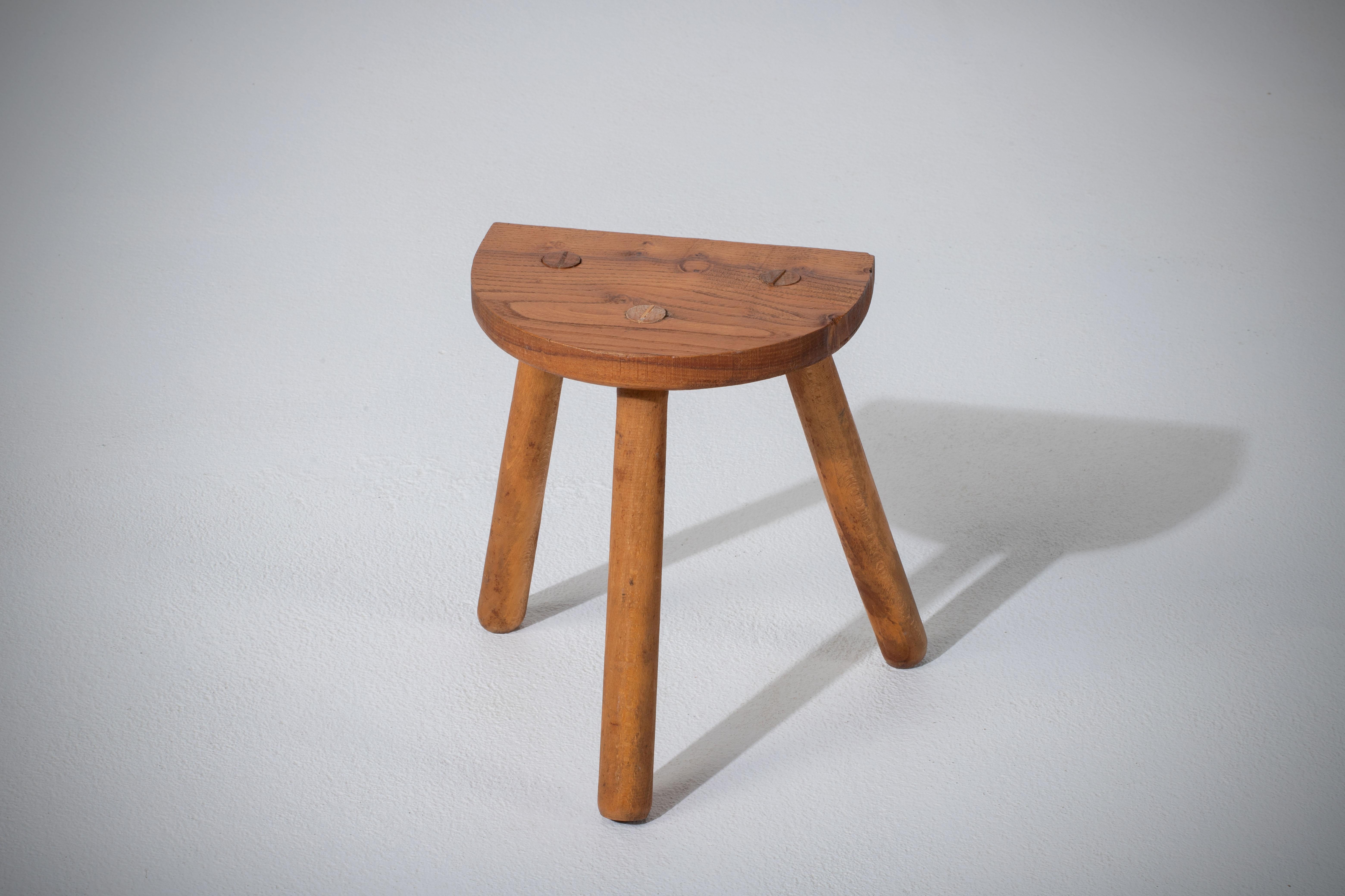 French Midcentury Tripod Stool In Good Condition For Sale In Wiesbaden, DE