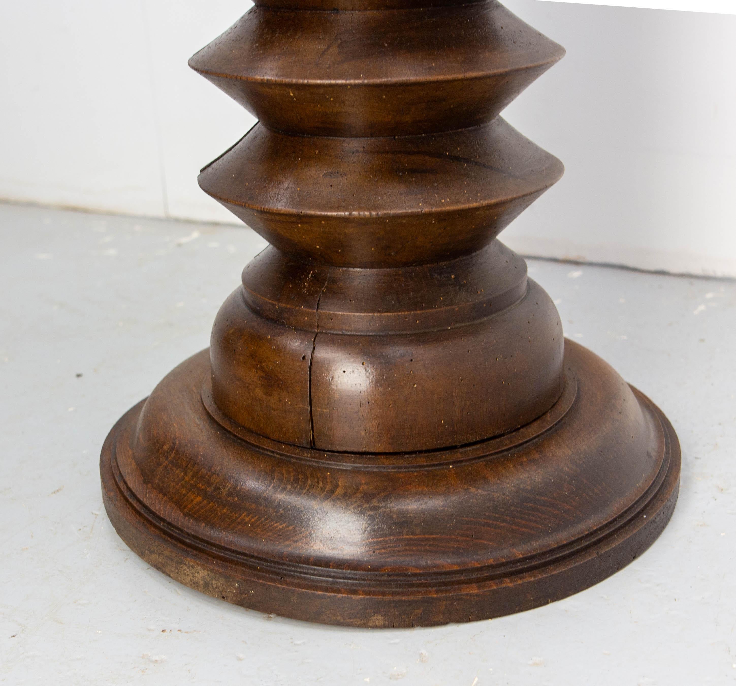 Socle ou porte-plante en hêtre tourné de style français du milieu du siècle dernier  A.I.C., c. 1940 en vente 3