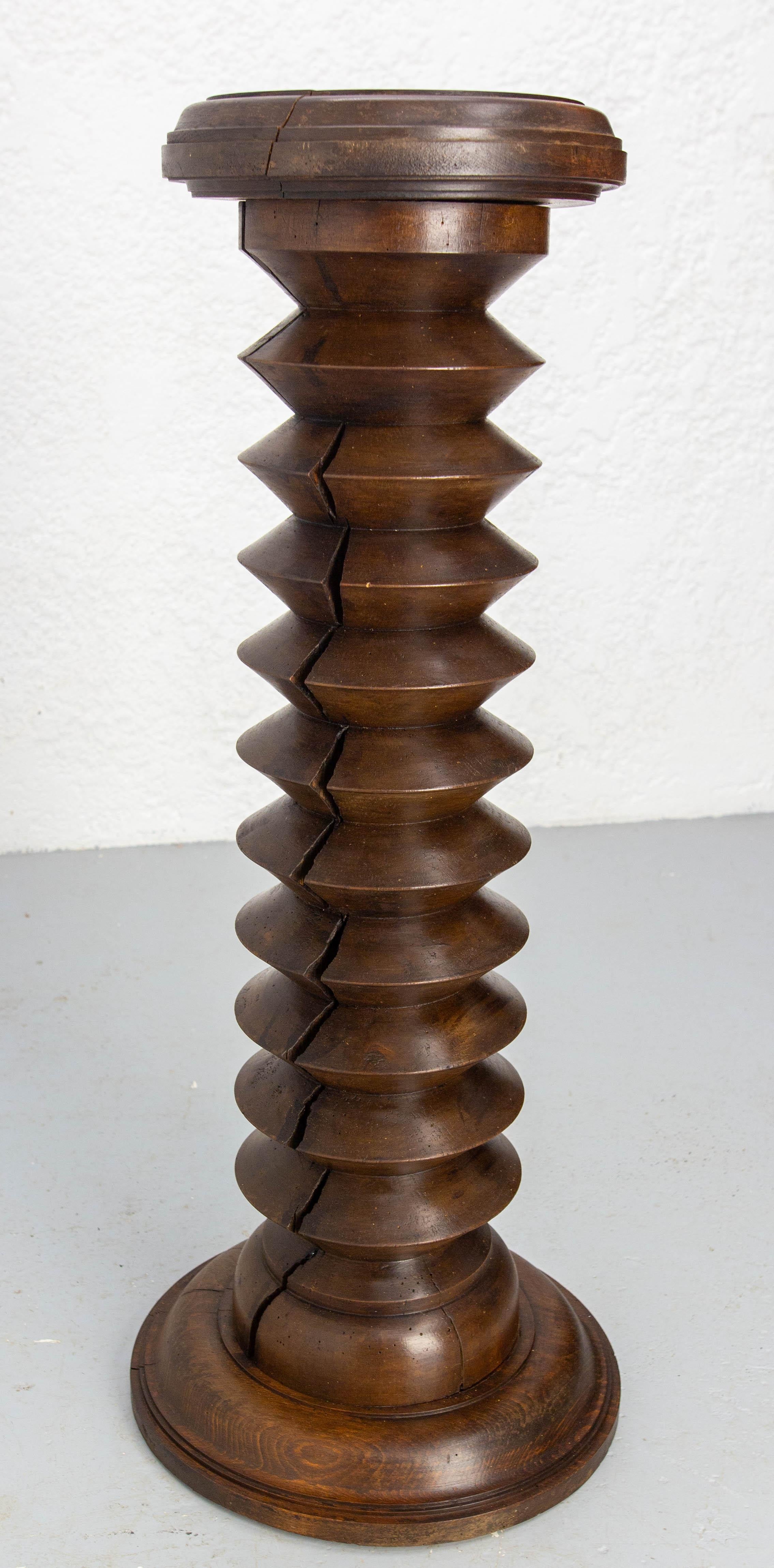 Ce porte-plante ou sellette date de la période française du milieu du siècle dernier.
Il a été réalisé dans le style Dudouyt.
Beeche massif
La fissure le long de la colonne n'est pas structurelle et fait partie de l'histoire du bois, qui a travaillé