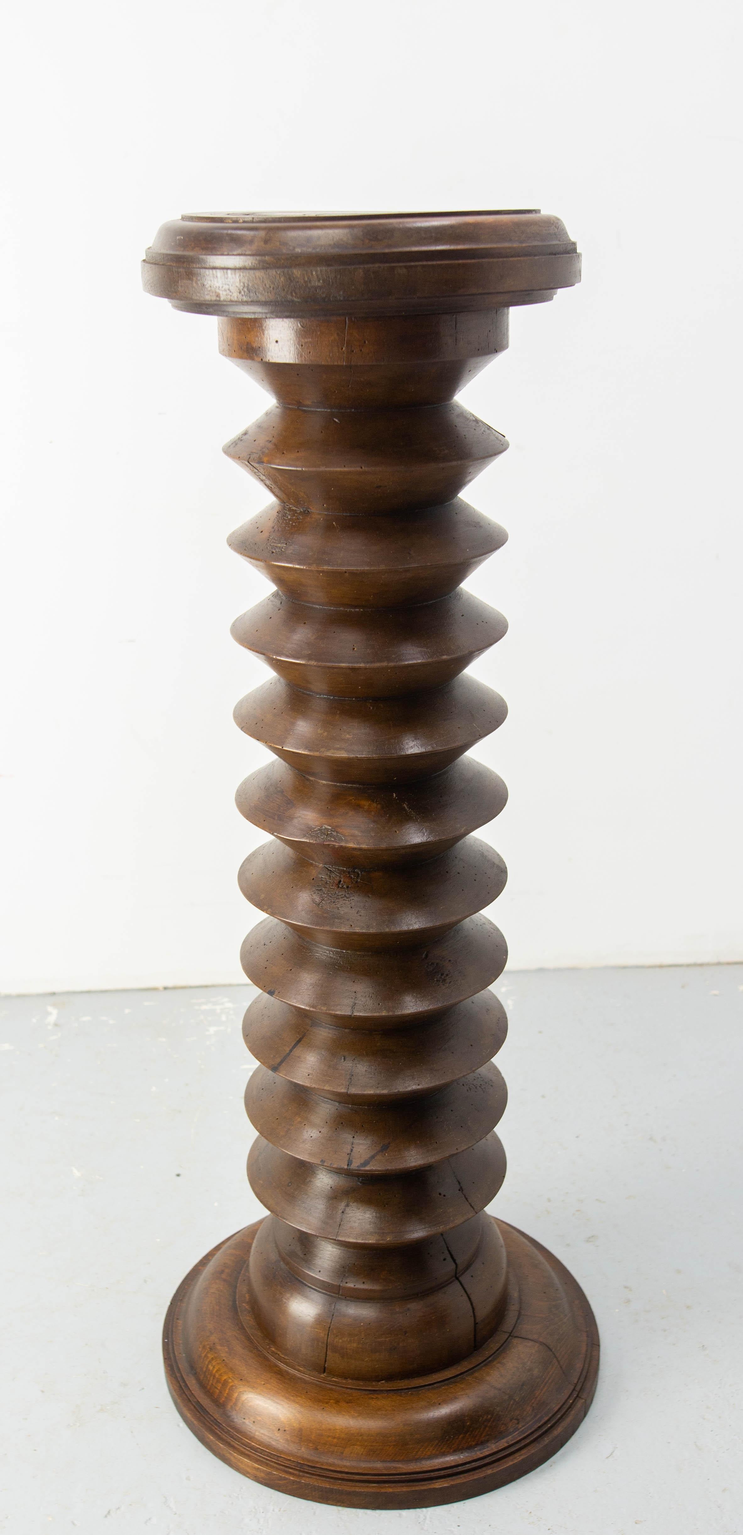 Français Socle ou porte-plante en hêtre tourné de style français du milieu du siècle dernier  A.I.C., c. 1940 en vente