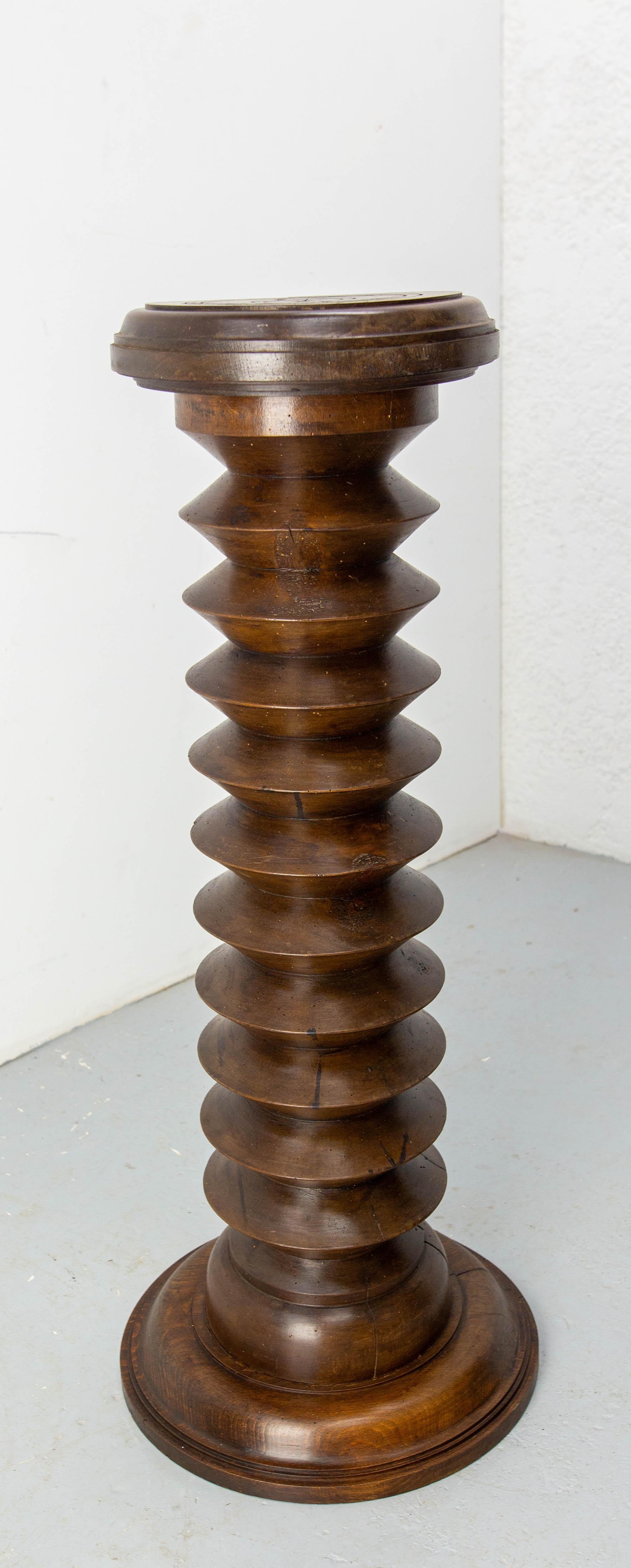 20ième siècle Socle ou porte-plante en hêtre tourné de style français du milieu du siècle dernier  A.I.C., c. 1940 en vente