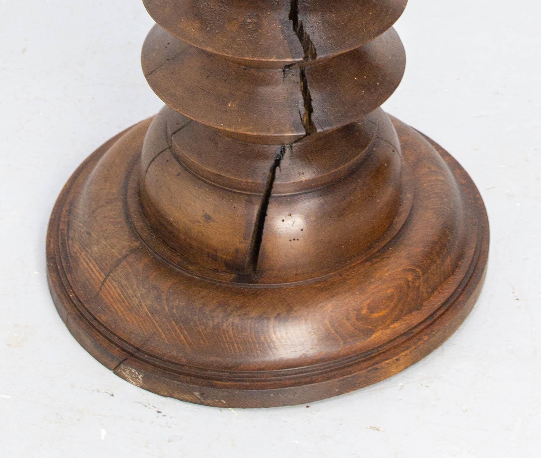 Socle ou porte-plante en hêtre tourné de style français du milieu du siècle dernier  A.I.C., c. 1940 en vente 2