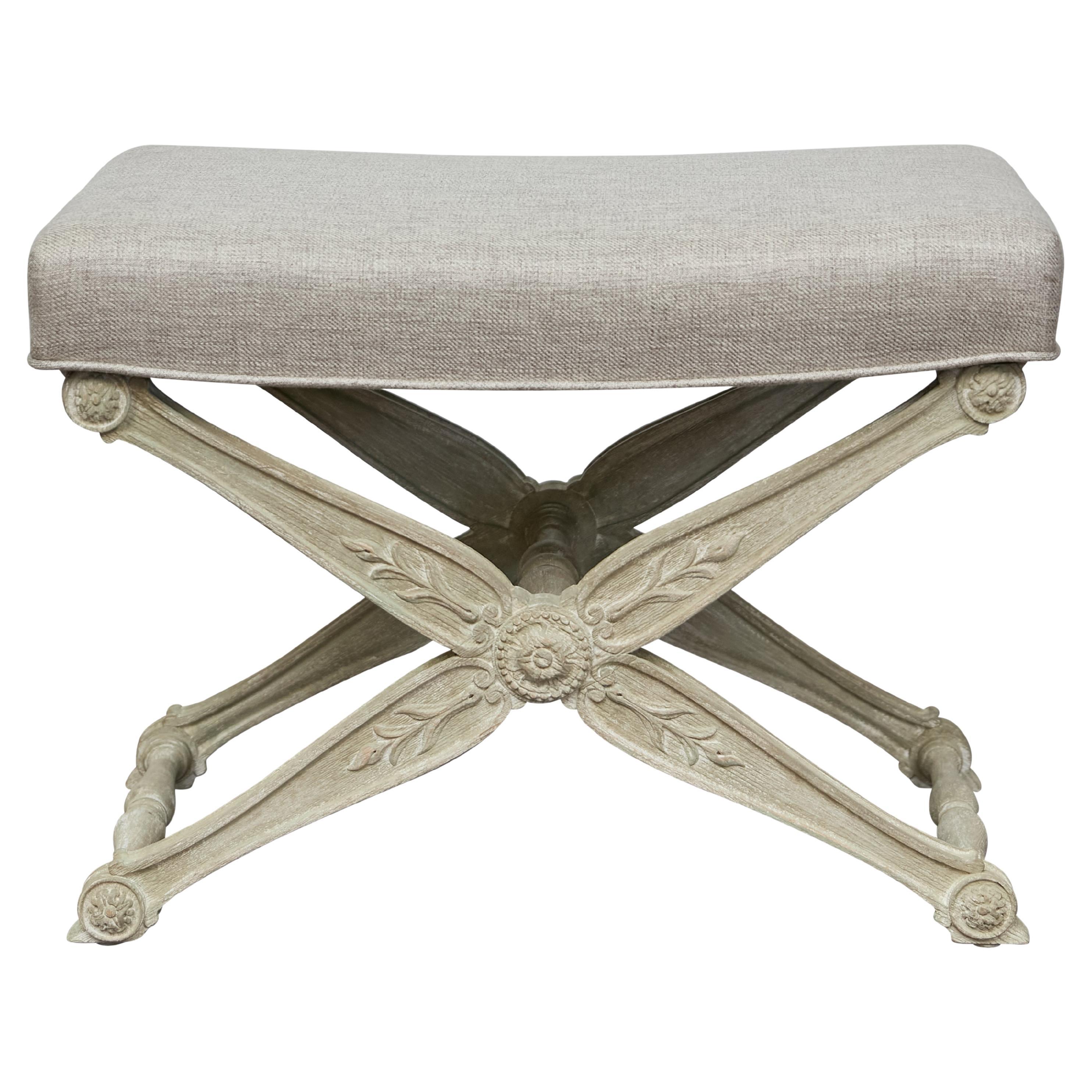 Sgabello a Curule imbottito in bianco con cornice a X intagliata a fogliame