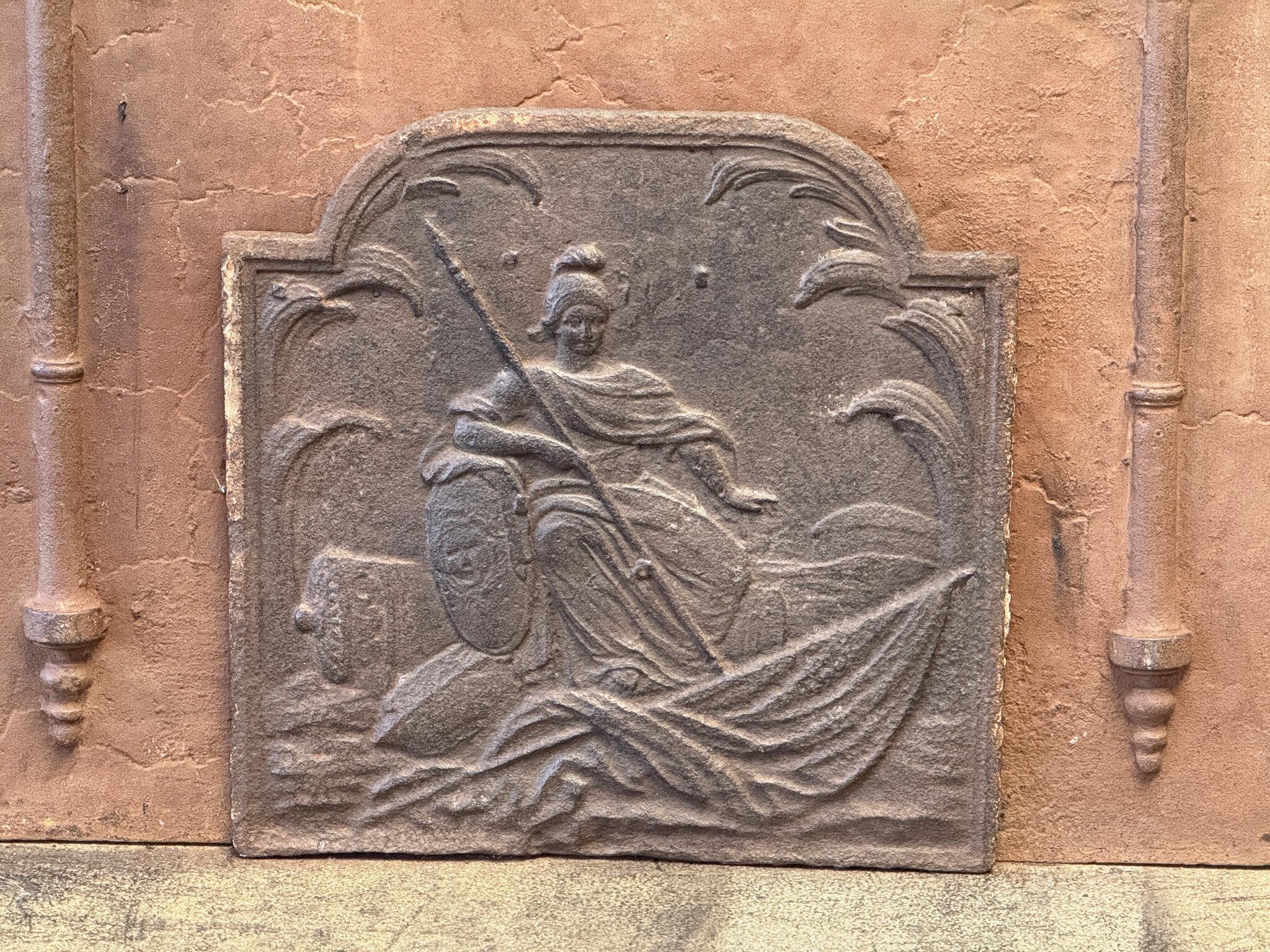 Parafuoco francese del XIX secolo del periodo Napoleone III con la dea Minerva. Dea della conoscenza, dell'intelletto e dell'ingegno dello spirito umano. Viene spesso raffigurata con un gufo, simbolo di saggezza.

Lo schienale del camino presenta