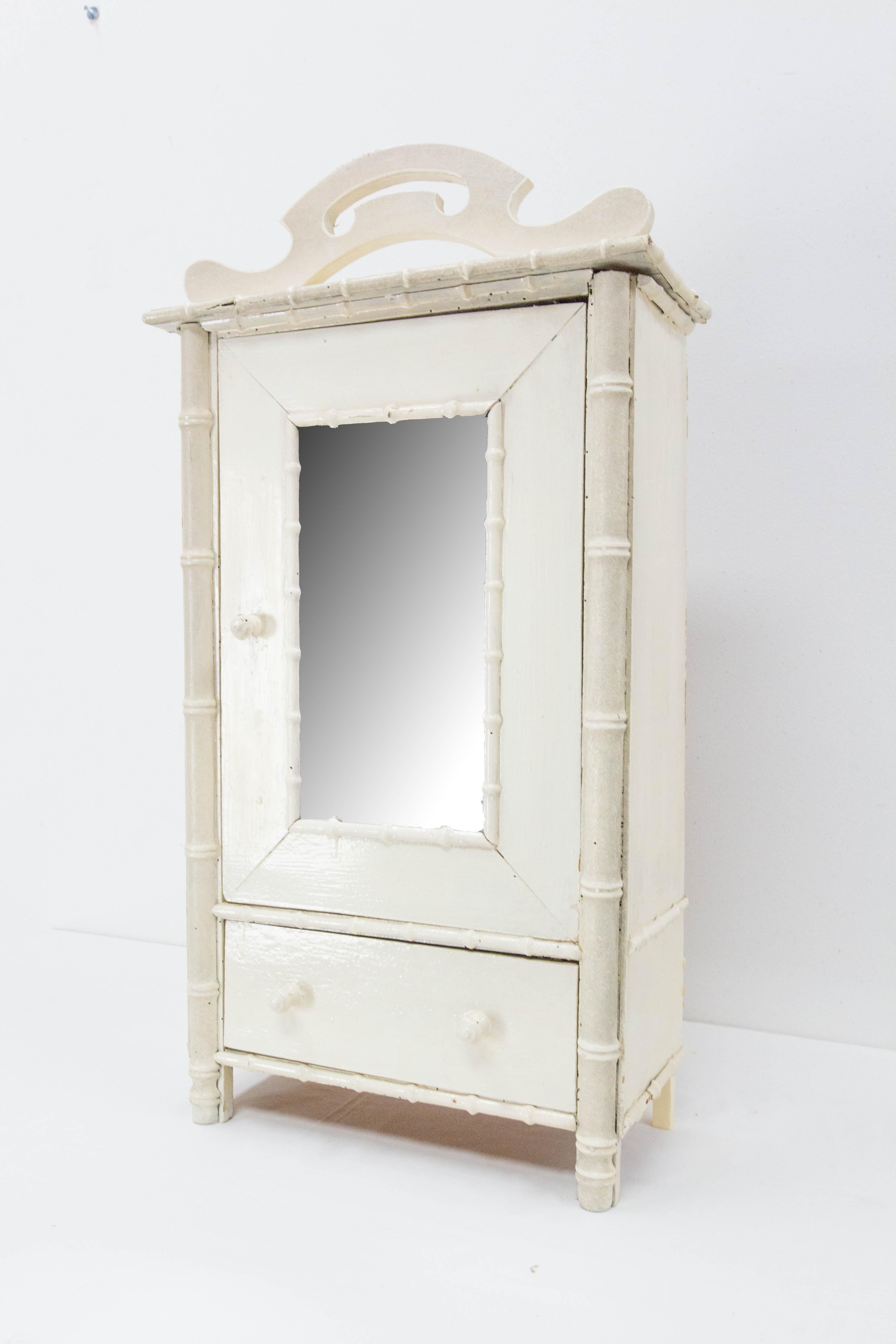 French mirror door miniature wardrobe 1900 in the bamboo style,
It can be used has a bathroom cabinet.
Oil painted.
One door with a shelve inside and one drawer.
Good condition.

Shipping:
L35.5 P16 H67 3.8kg.
 