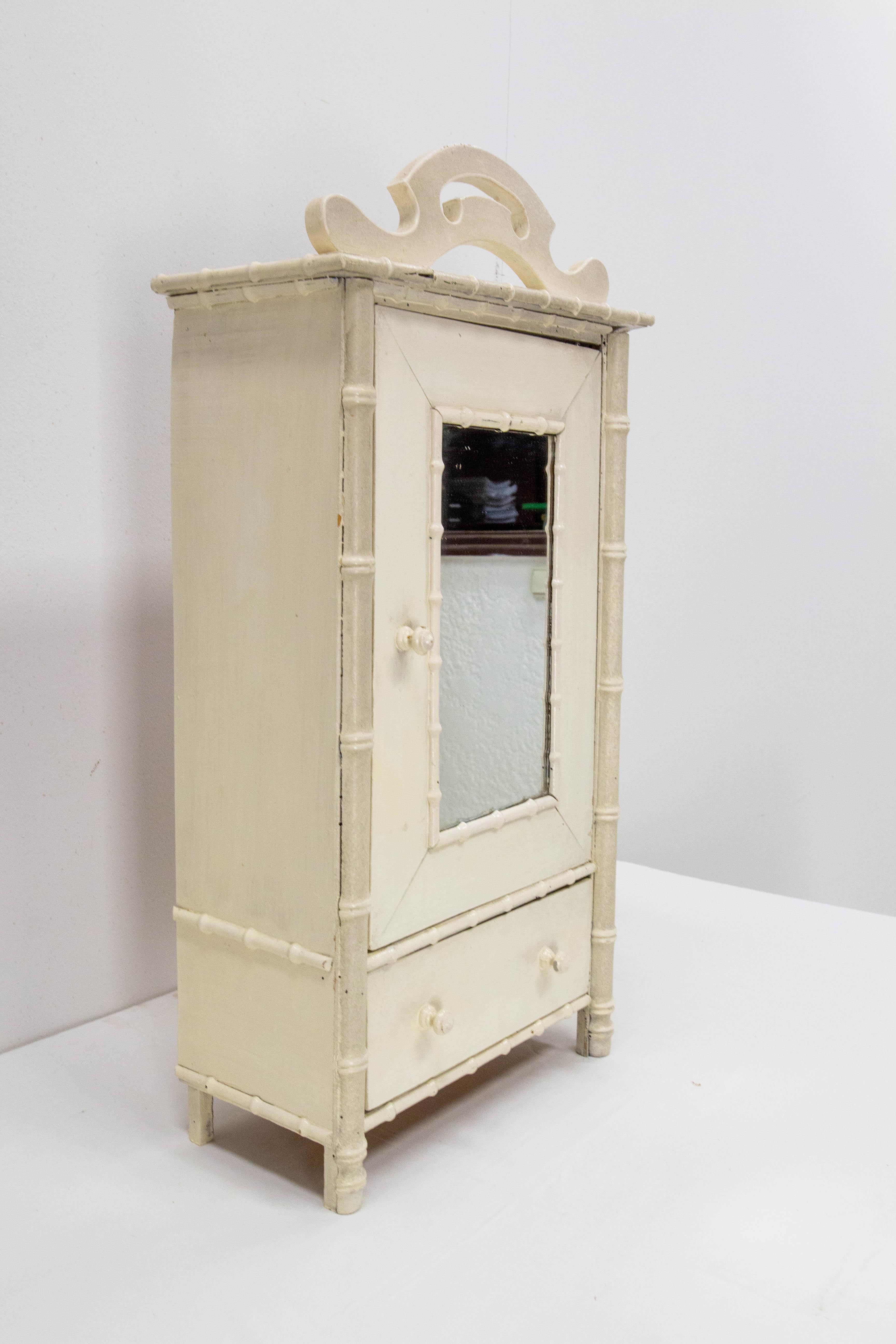 French Miniature Armoire with Mirror in the Bamboo Style, 1900 In Good Condition For Sale In Labrit, Landes