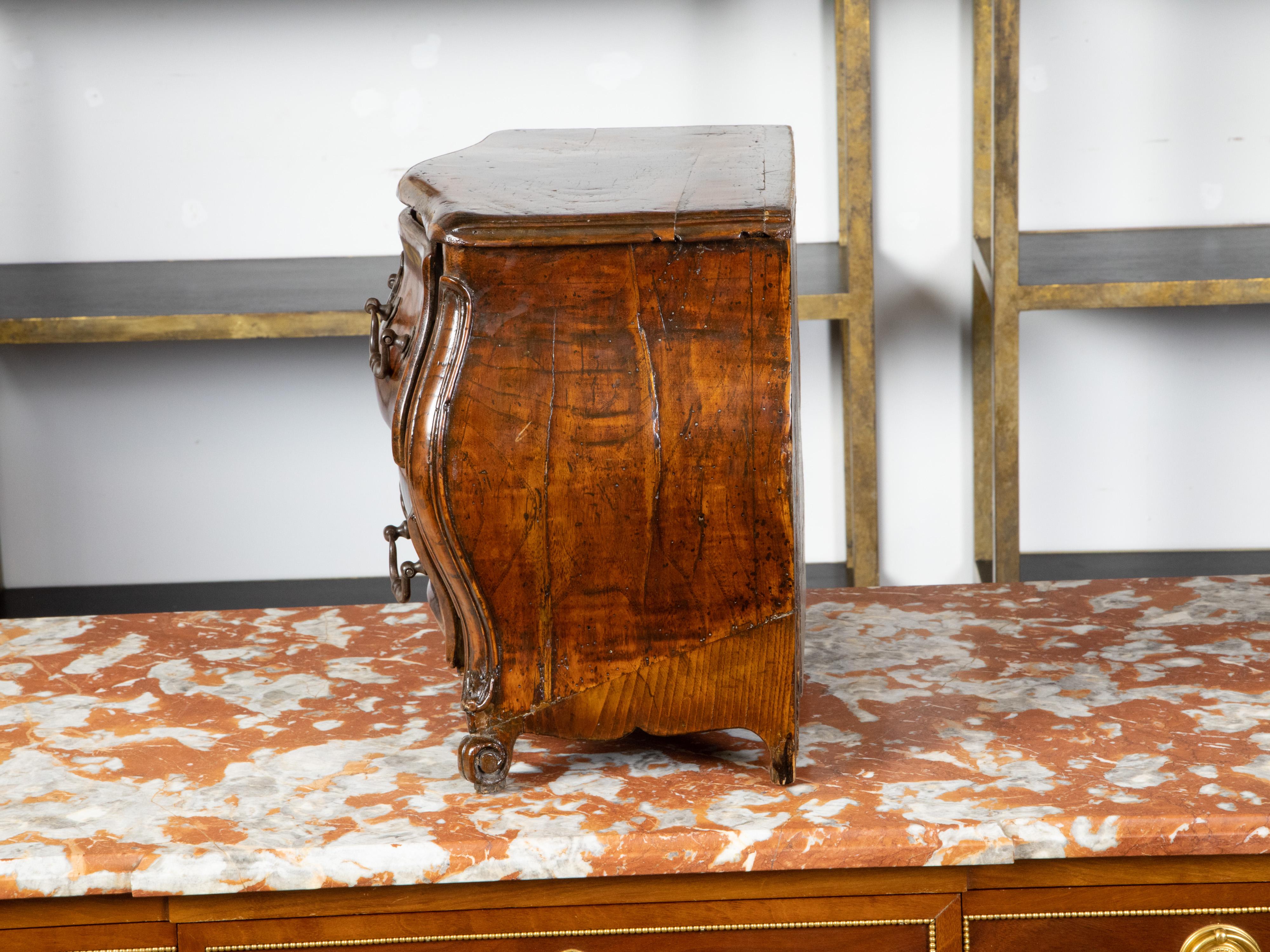 Commode francese in miniatura Bombé in noce, XIX secolo in vendita 4