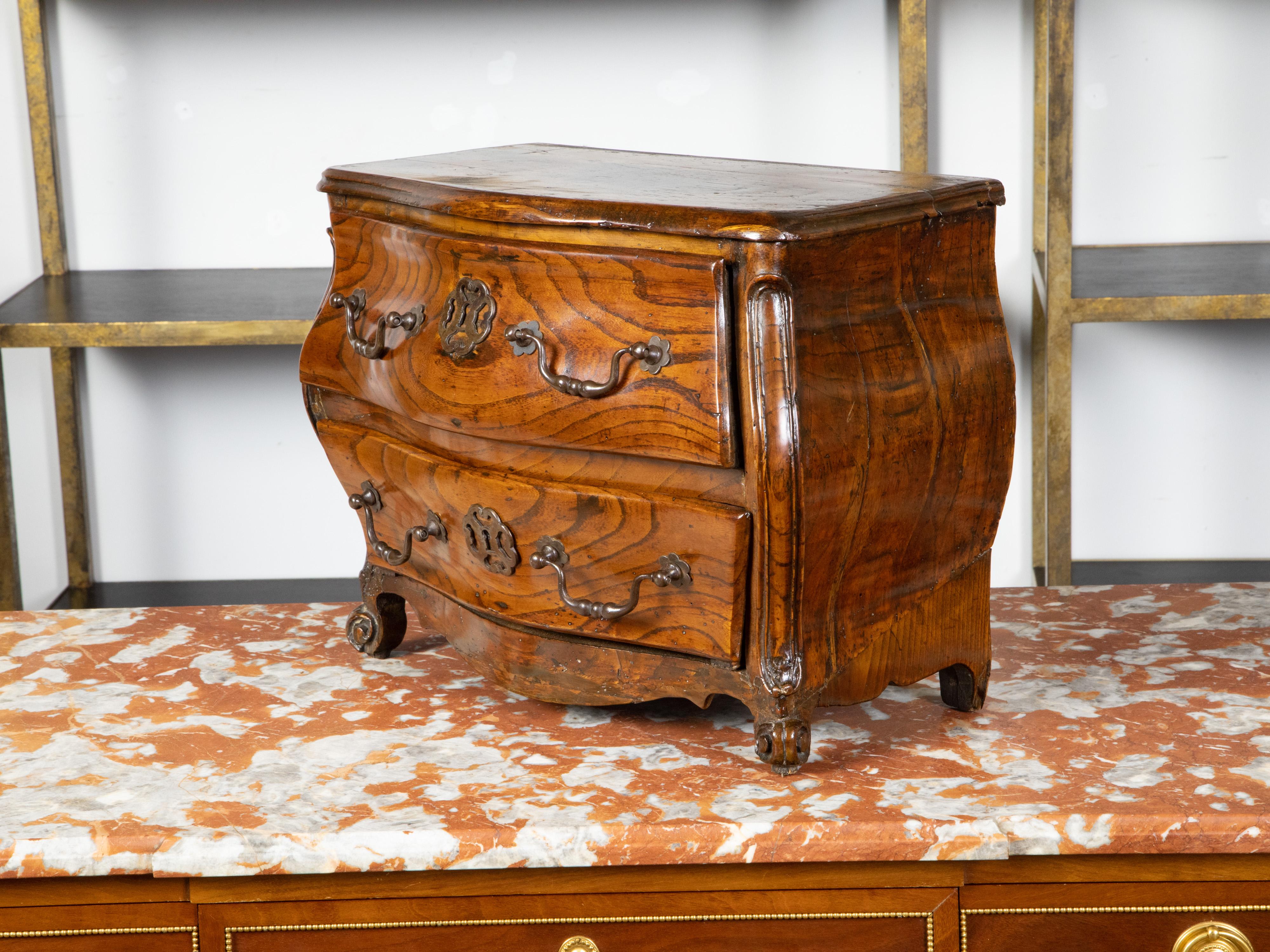 Commode francese in miniatura Bombé in noce, XIX secolo in vendita 5