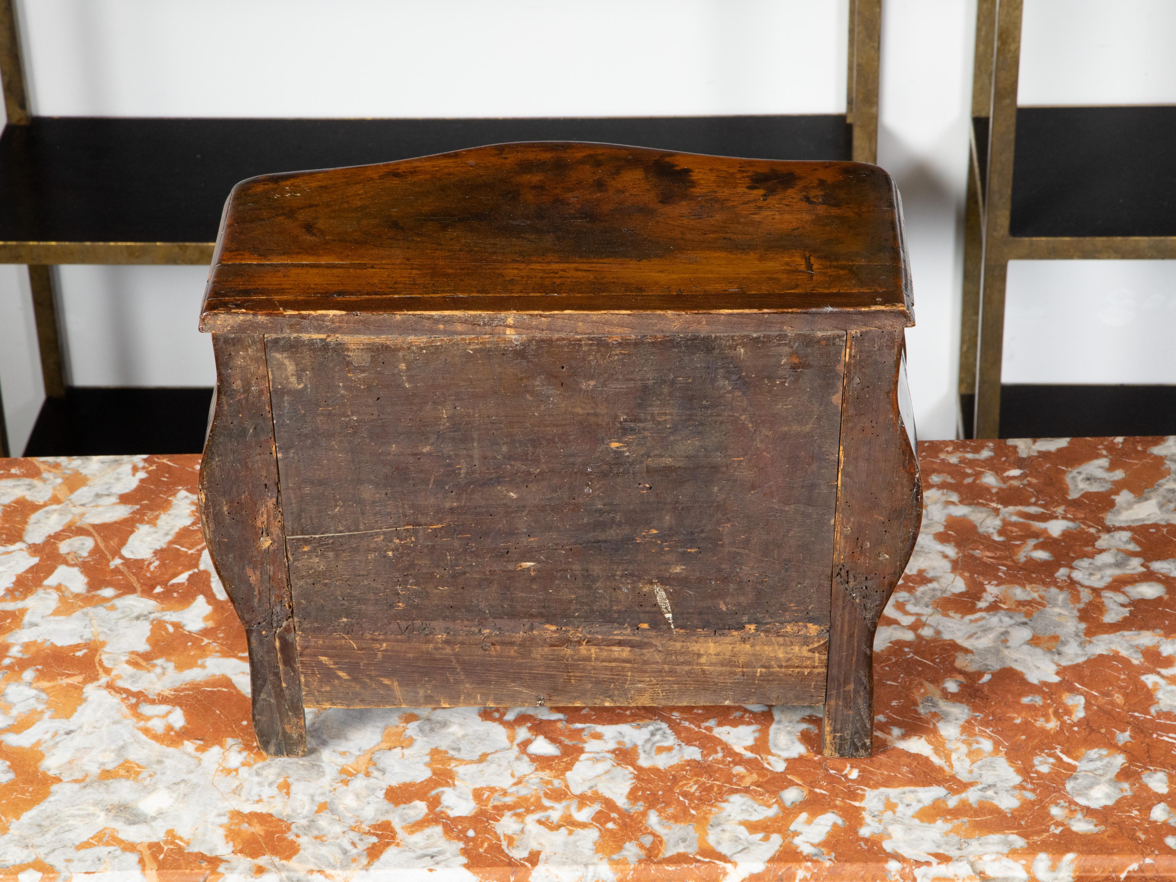 Commode francese in miniatura Bombé in noce, XIX secolo in vendita 6
