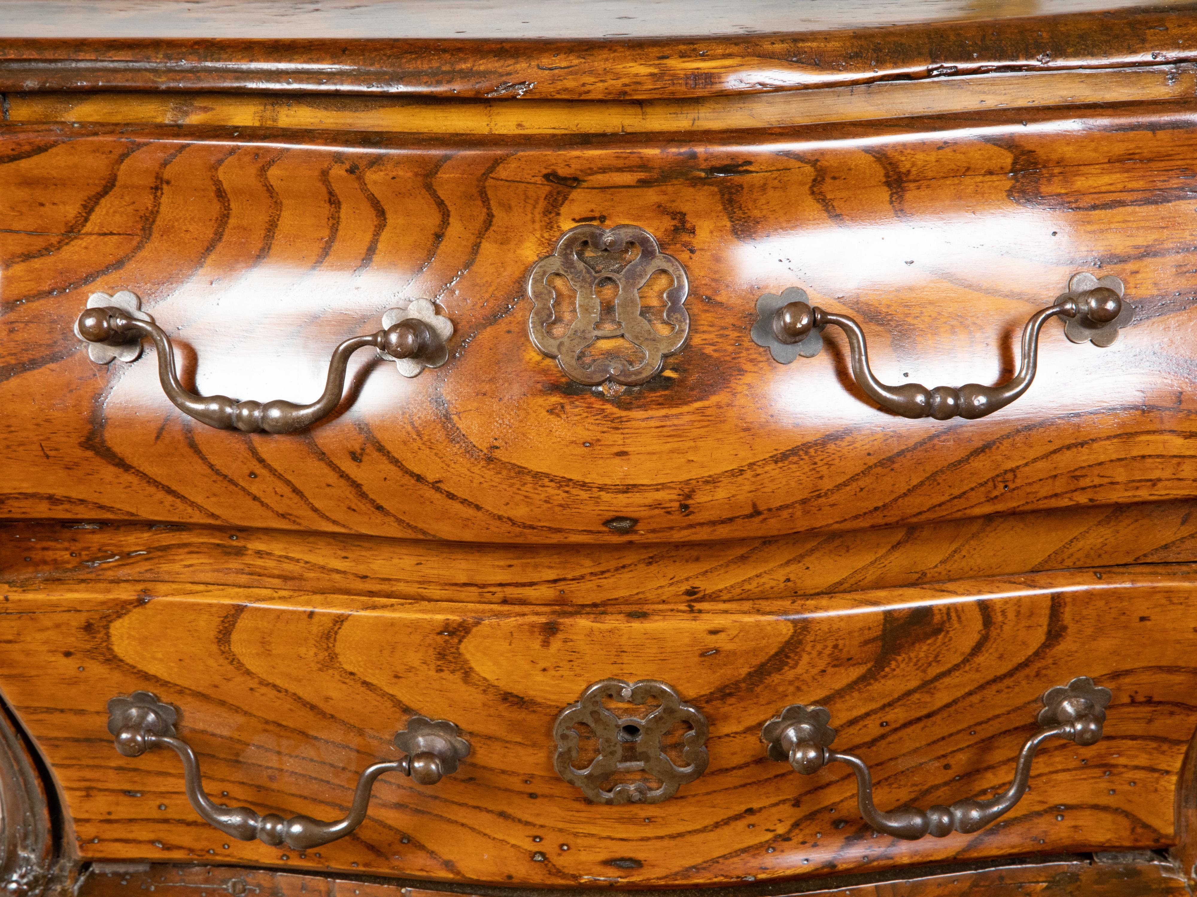 Commode francese in miniatura Bombé in noce, XIX secolo in vendita 7