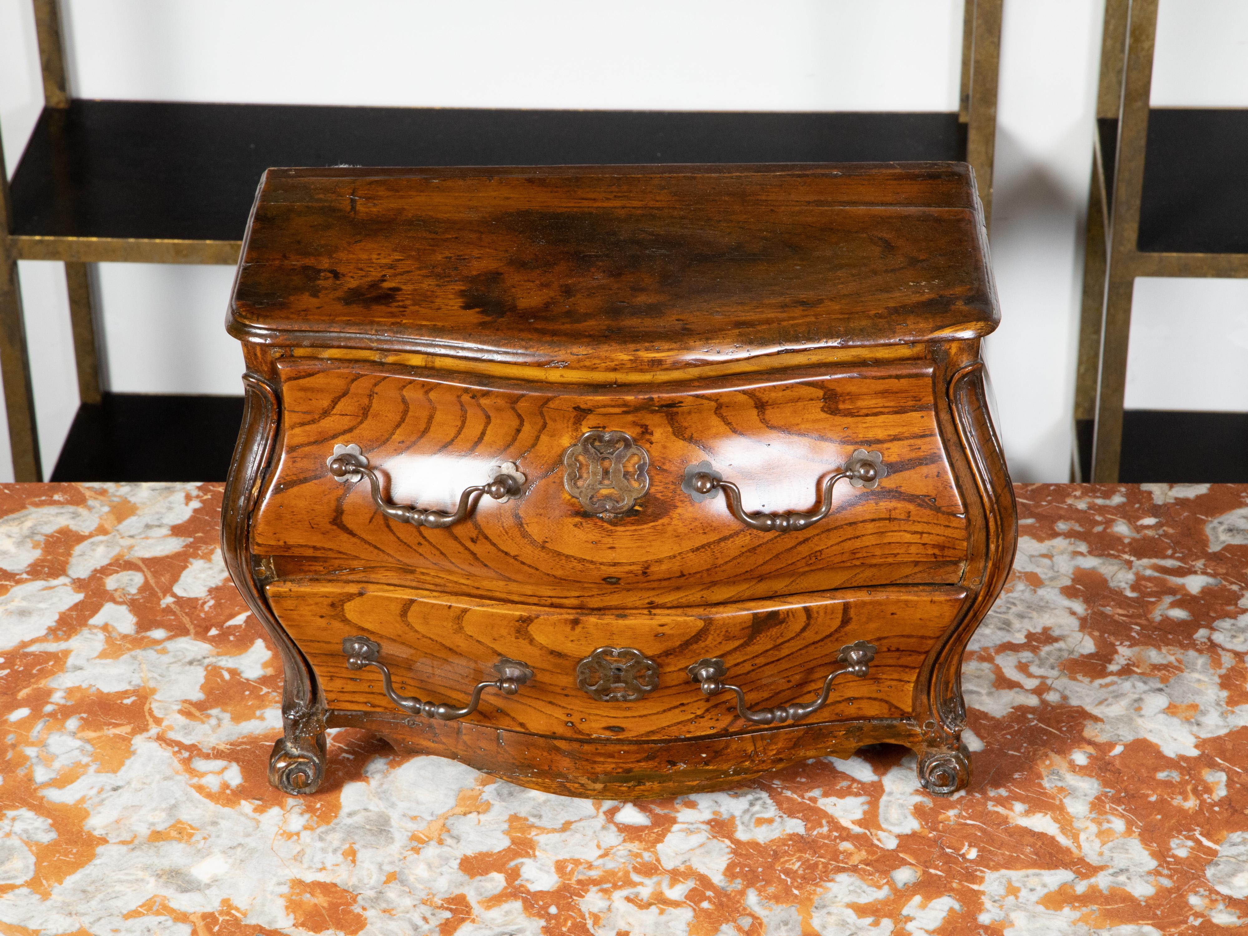 Luigi XV Commode francese in miniatura Bombé in noce, XIX secolo in vendita