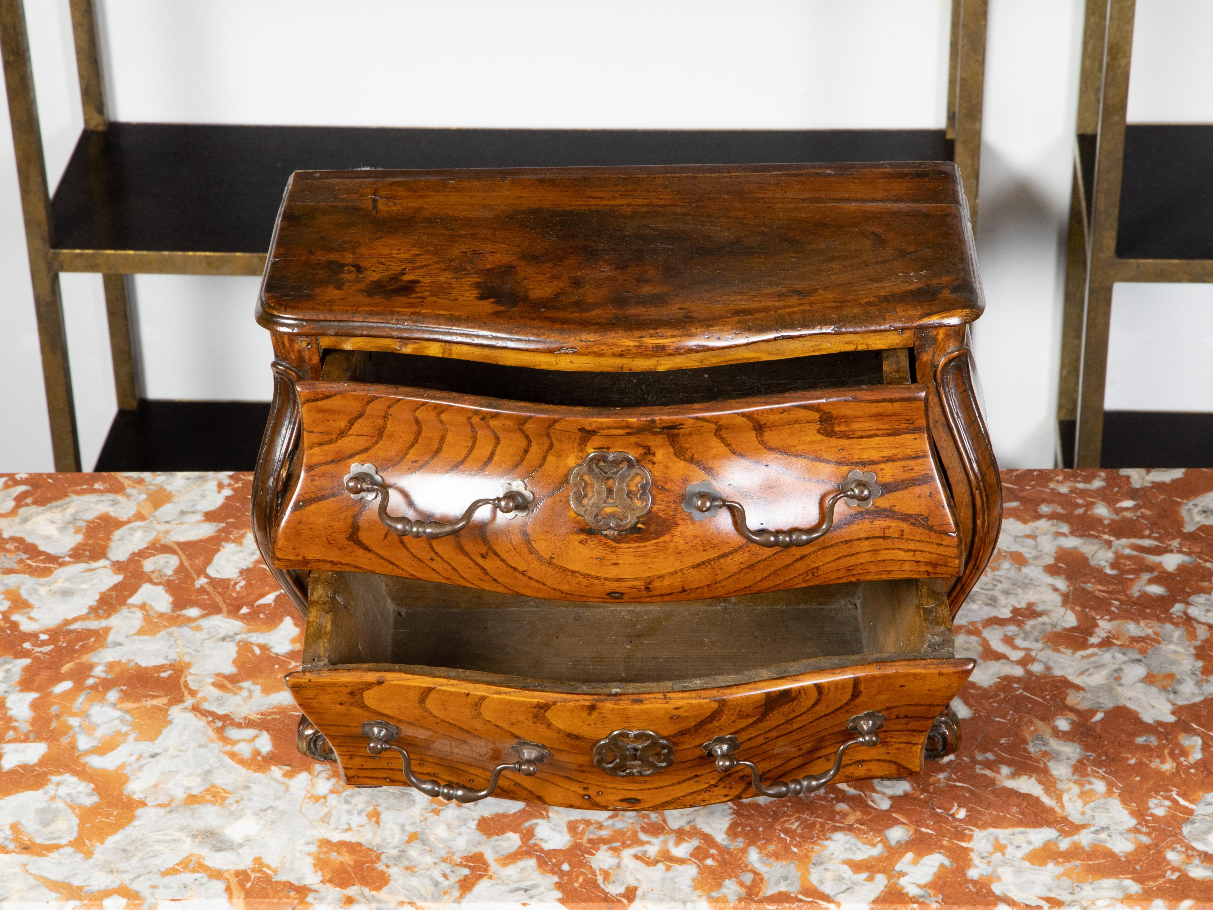 Francese Commode francese in miniatura Bombé in noce, XIX secolo in vendita